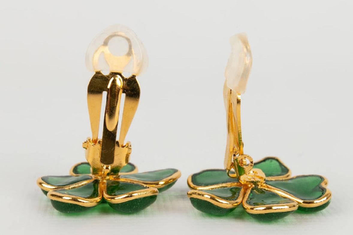 Augustine Golden Metal and Green Glass Flower Earrings In Excellent Condition For Sale In SAINT-OUEN-SUR-SEINE, FR