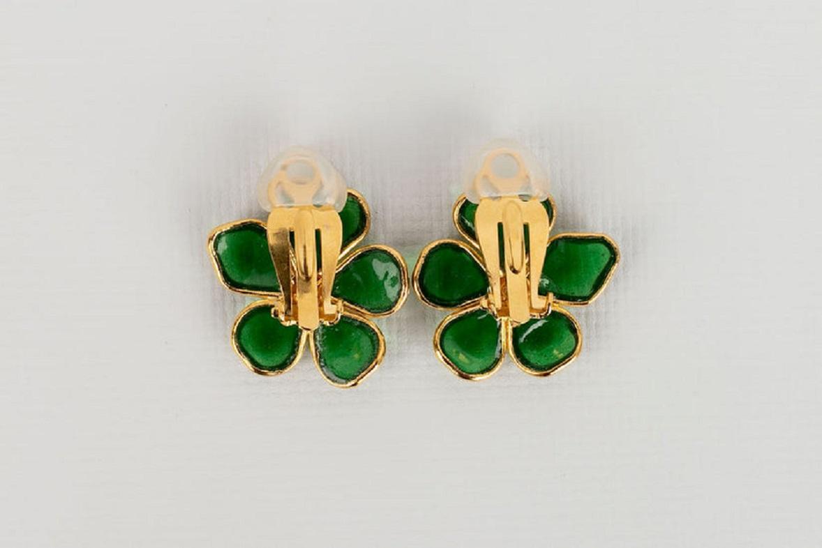 Augustine Golden Metal and Green Glass Flower Earrings For Sale 1