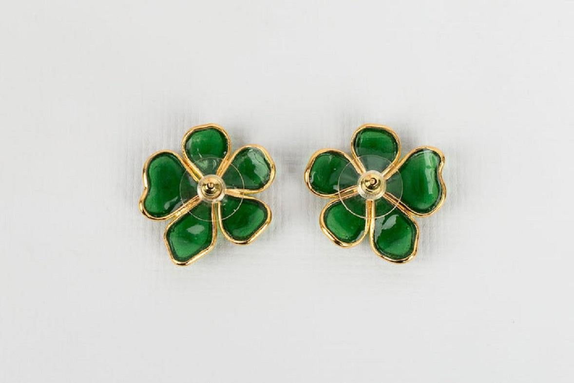 Augustine Golden Metal and Green Glass Paste Earrings In Excellent Condition For Sale In SAINT-OUEN-SUR-SEINE, FR