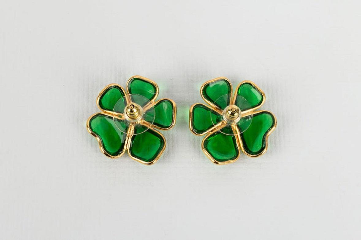 Augustine Golden Metal and Green Glass Paste Earrings In Excellent Condition For Sale In SAINT-OUEN-SUR-SEINE, FR