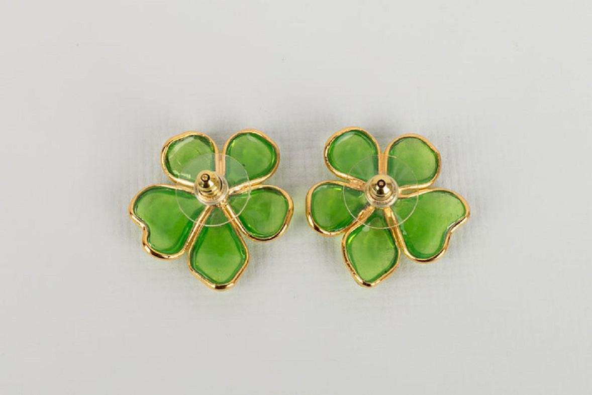 Augustine Golden Metal and Light Green Glass Flower Earrings In Excellent Condition In SAINT-OUEN-SUR-SEINE, FR