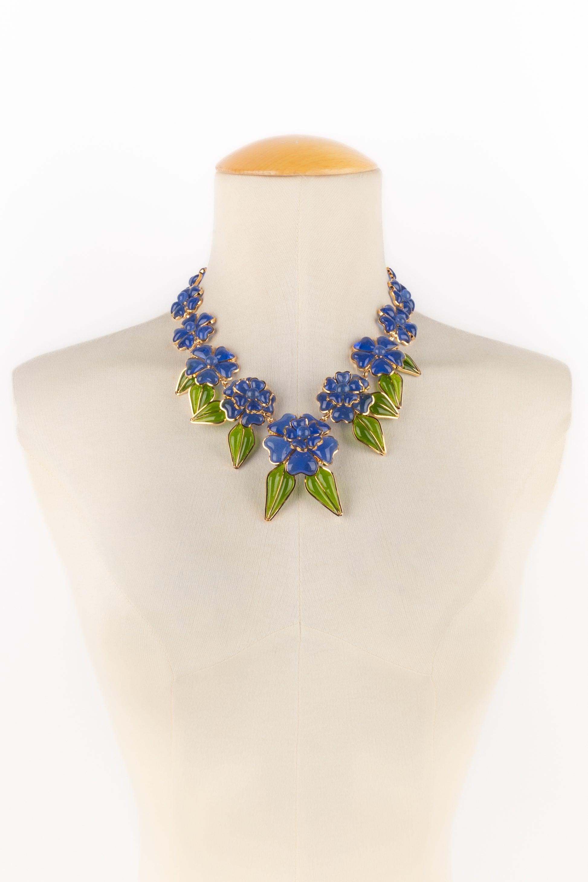 Augustine - (Made in France) Golden metal articulated necklace with glass paste representing blue flowers and their leaves.

Additional information:
Condition: Very good condition
Dimensions: Length: from 44 cm to 49 cm

Seller Reference: BC171