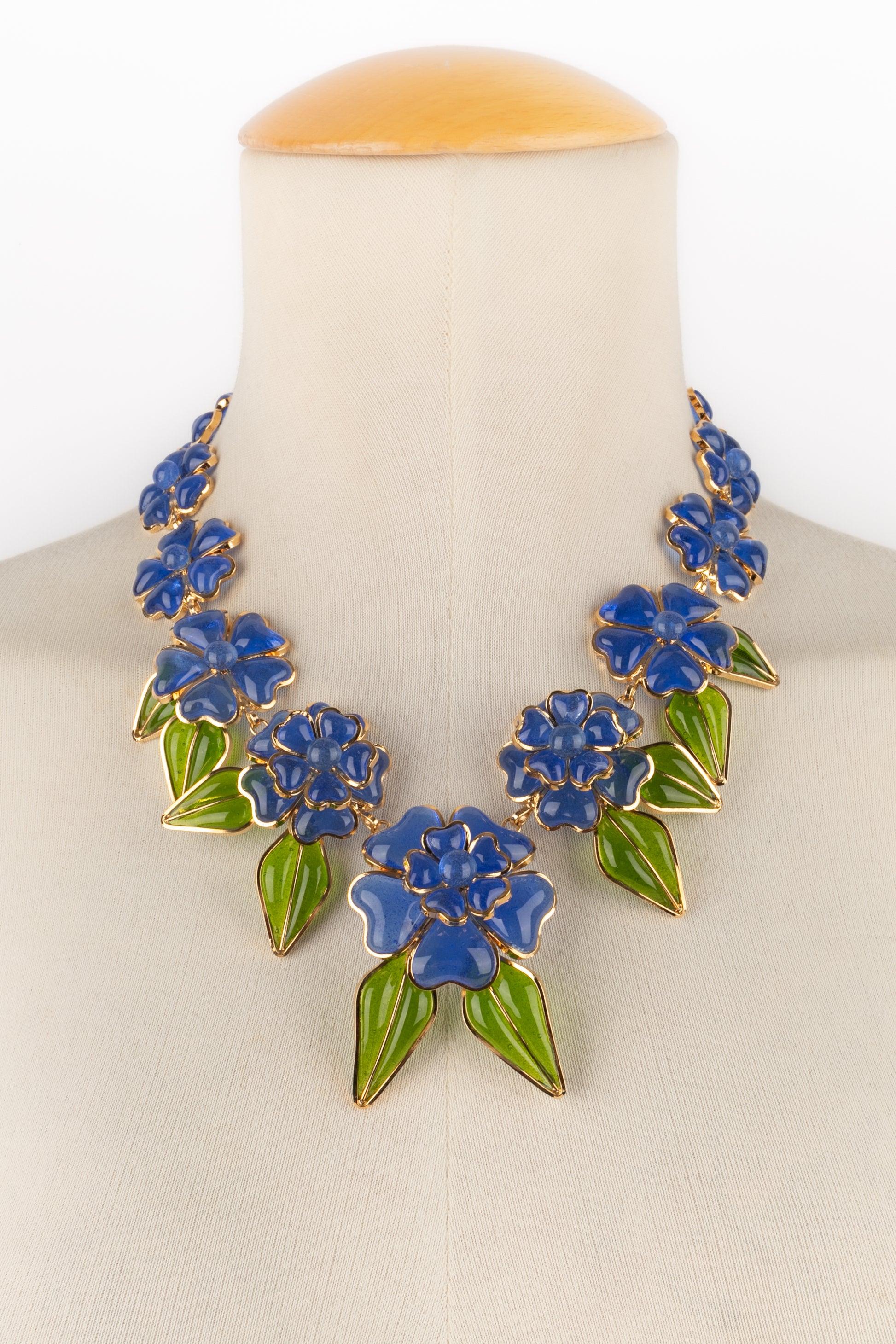 Augustine Golden Metal Blue Flower Necklace In Excellent Condition For Sale In SAINT-OUEN-SUR-SEINE, FR