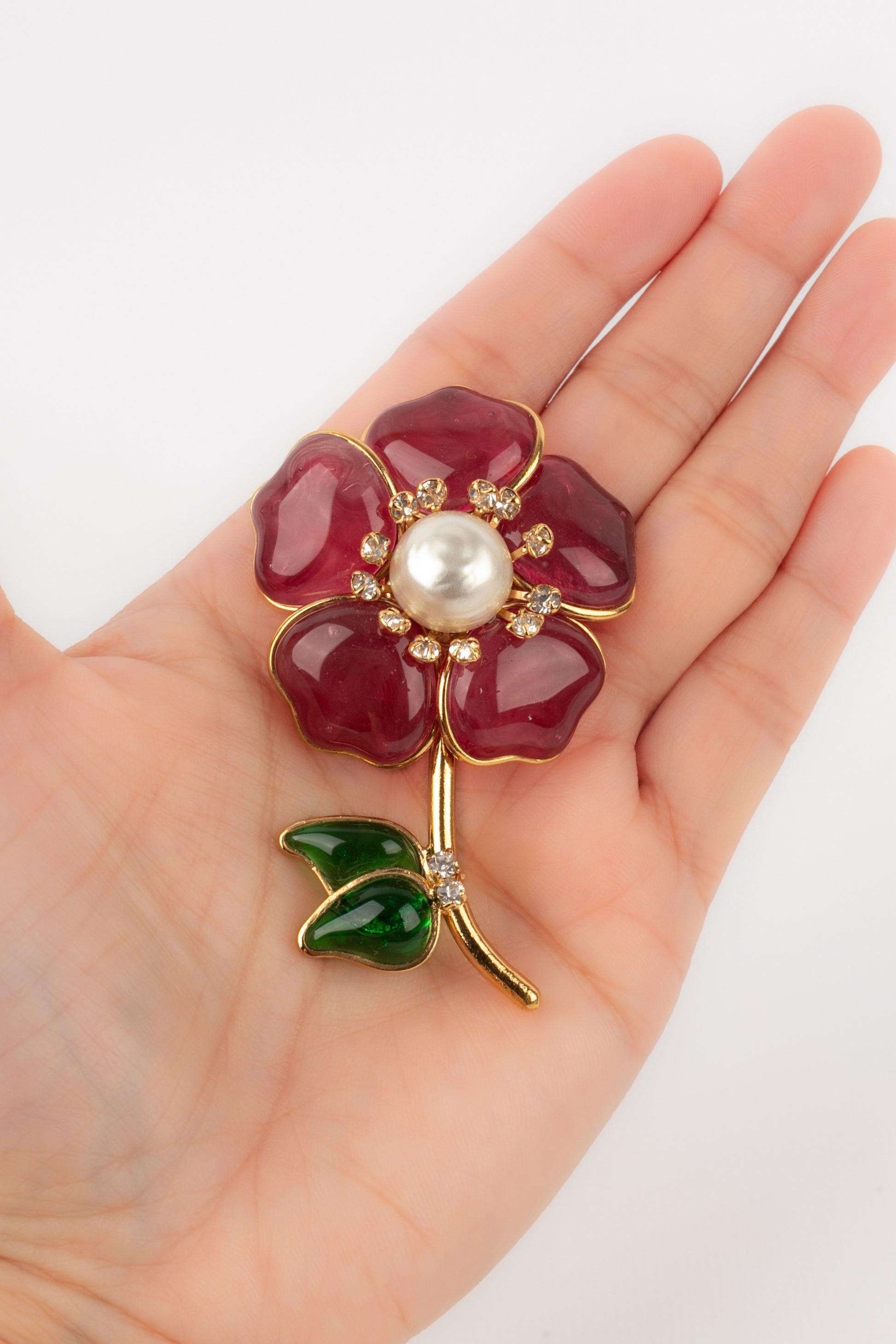 Agustín - Broche de metal dorado con pasta de vidrio, brillantes y un cabujón nacarado.

Más información:
Estado: Muy buen estado
Dimensiones: Altura: 7 cm

Referencia del vendedor: BR203