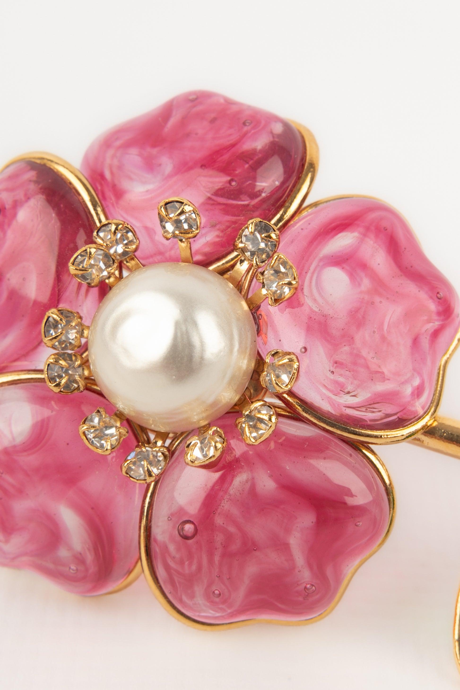 Broche de metal dorado Augustine con pasta de vidrio en venta 2