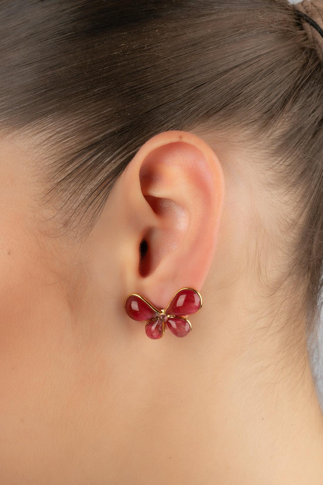 Augustine - (Made in France) Golden metal butterfly earrings with pink glass paste.

Additional information:
Condition: Very good condition
Dimensions: Height: 1.7 cm

Seller Reference: BO124