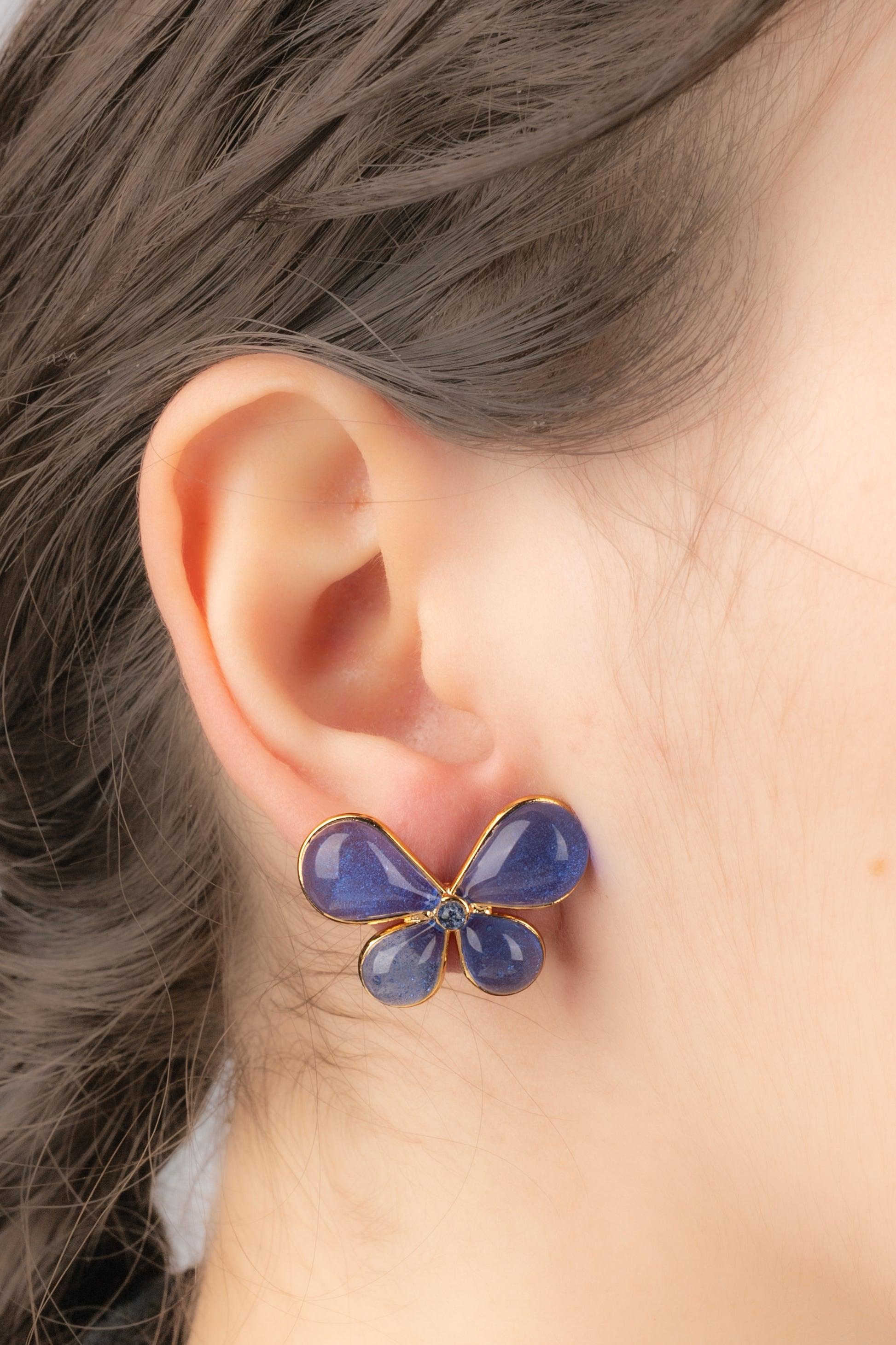 Augustine - (Made in France) Golden metal earrings with dark-blue glass paste representing butterflies.

Additional information:
Condition: Very good condition
Dimensions: 1.8 cm x 2.5 cm

Seller Reference: BO295