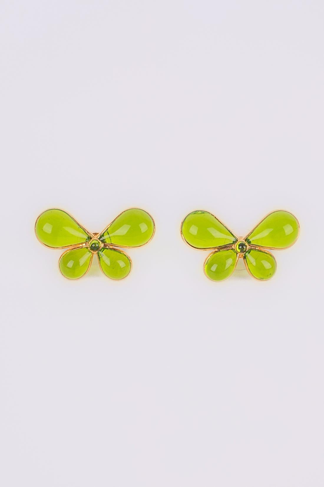 Augustine Golden Metal Butterfly Earrings with Light-green Glass Paste In Excellent Condition For Sale In SAINT-OUEN-SUR-SEINE, FR