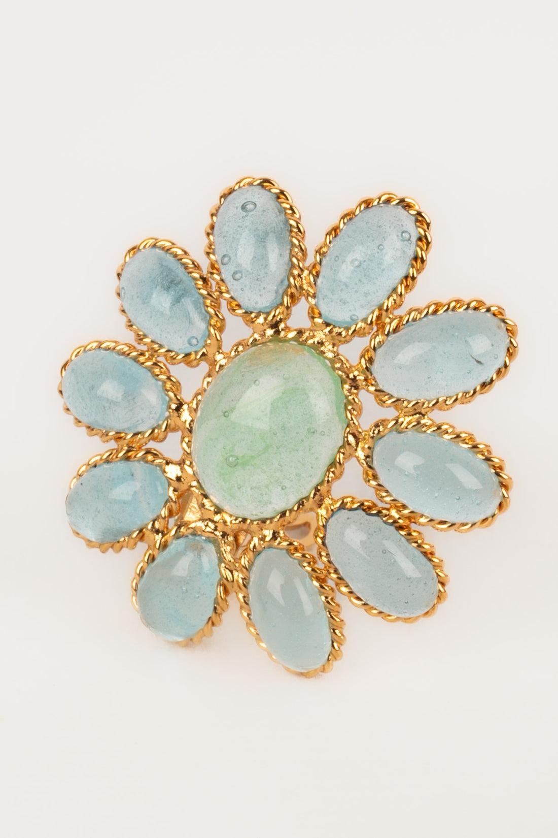 Augustine Golden Metal Clip-On Earrings with Glass Paste In Excellent Condition For Sale In SAINT-OUEN-SUR-SEINE, FR