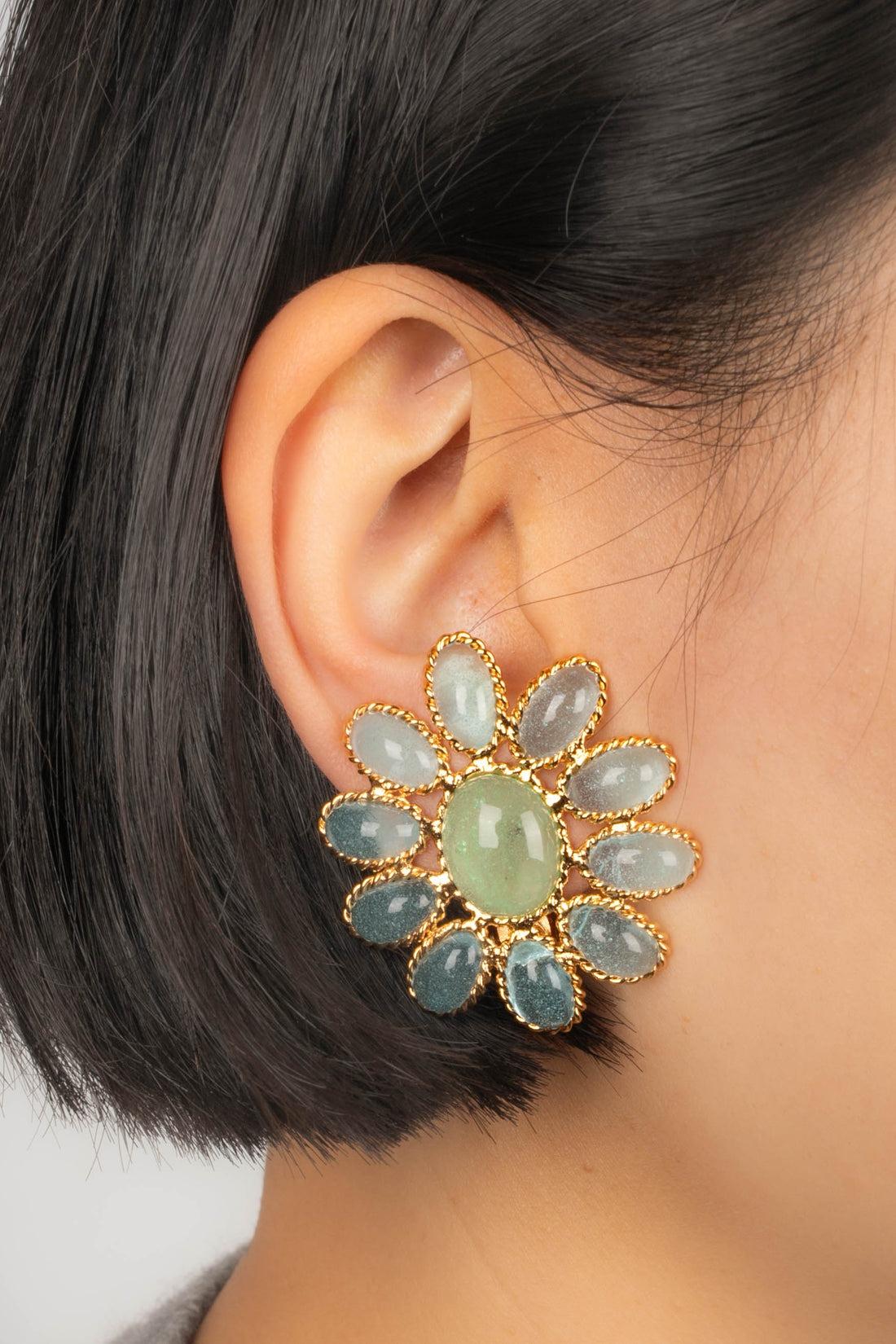 Augustine Golden Metal Clip-On Earrings with Glass Paste For Sale 2