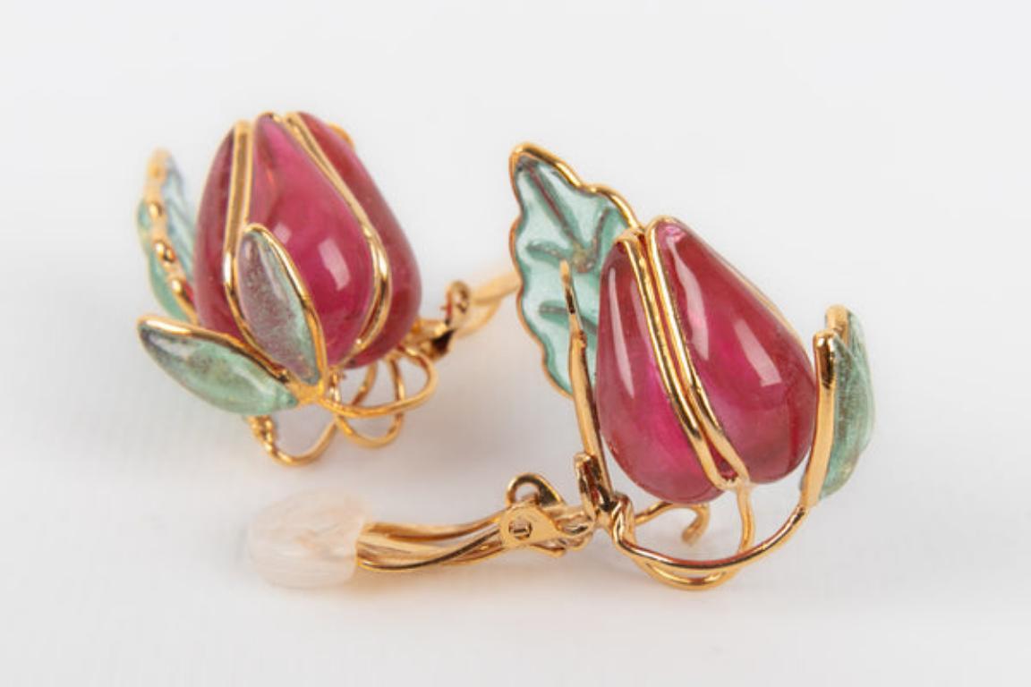 Augustine Golden Metal Clip-on Earrings with Pink Glass Paste For Sale 2