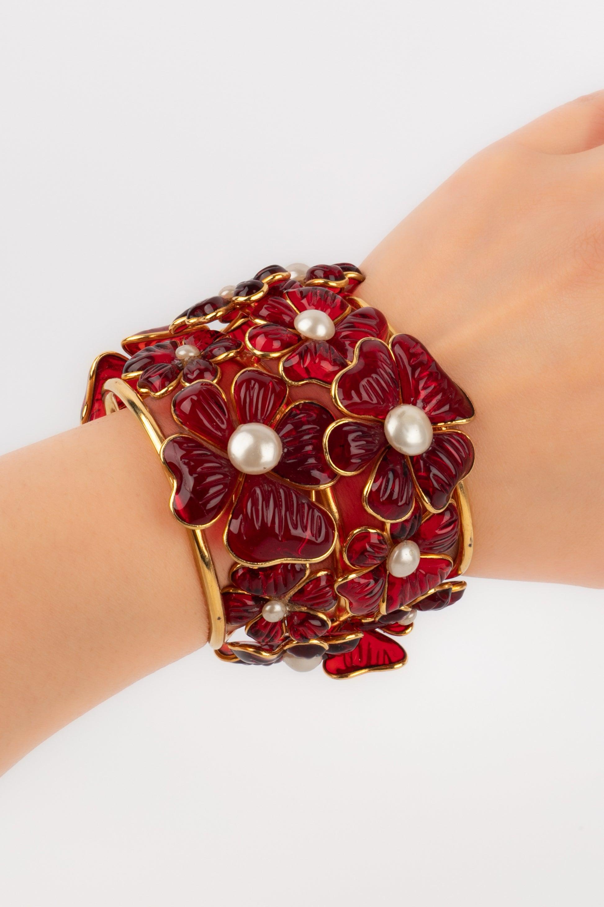 Augustine - (Made in France) Bracciale in metallo dorato decorato con un motivo floreale in pasta di vetro rossa e cabochon perlati.

Informazioni aggiuntive:
Condizioni: Ottime condizioni
Dimensioni: Lunghezza: 13.5 cm

Riferimento del venditore: