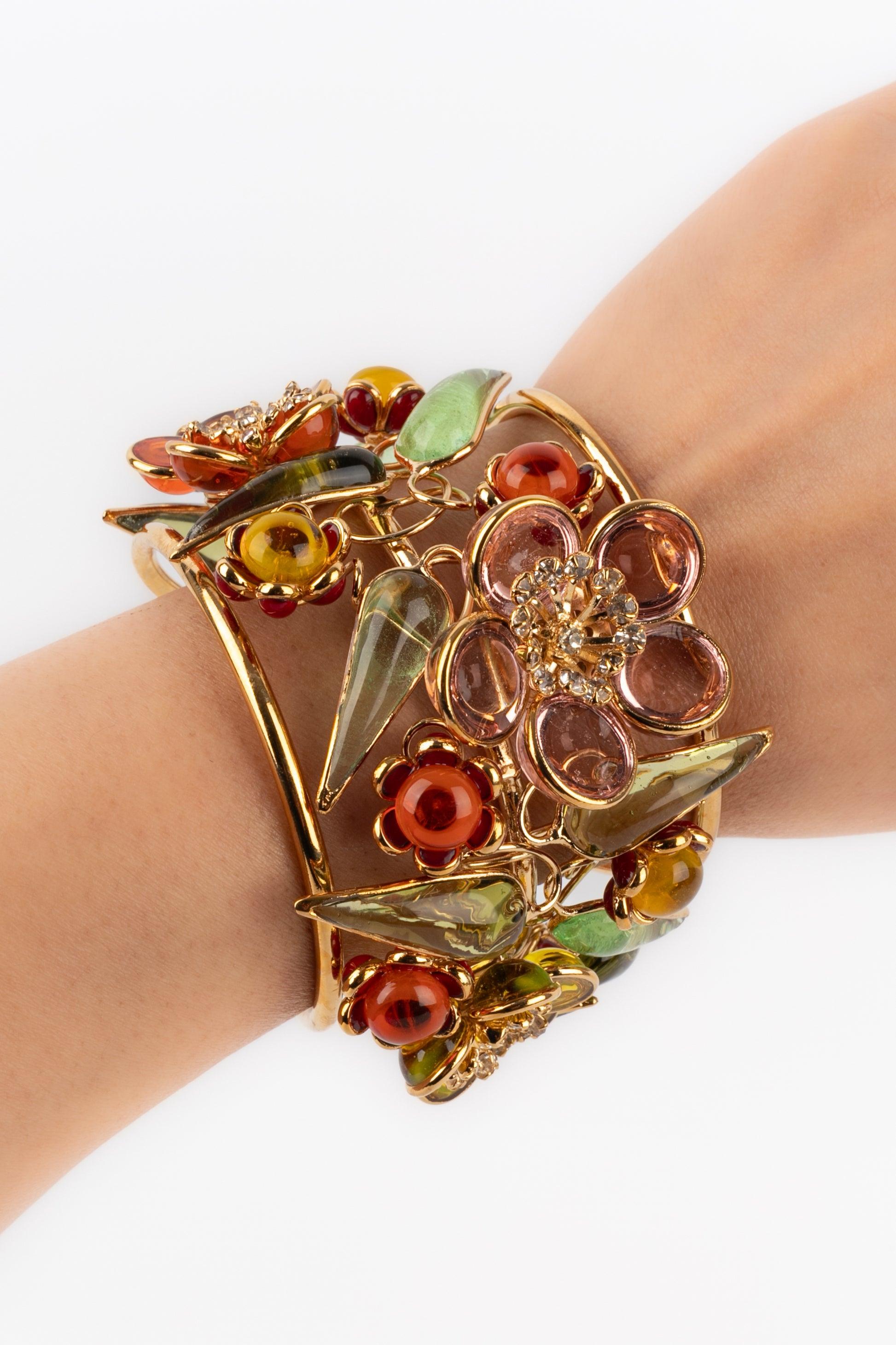Augustine - (Made in France) Bracciale in metallo dorato con pasta di vetro colorata.

Informazioni aggiuntive:
Condizioni: Ottime condizioni
Dimensioni: Circonferenza: 14 cm - Apertura: 2,5 cm - Larghezza: 5 cm

Riferimento del venditore: BRA186
