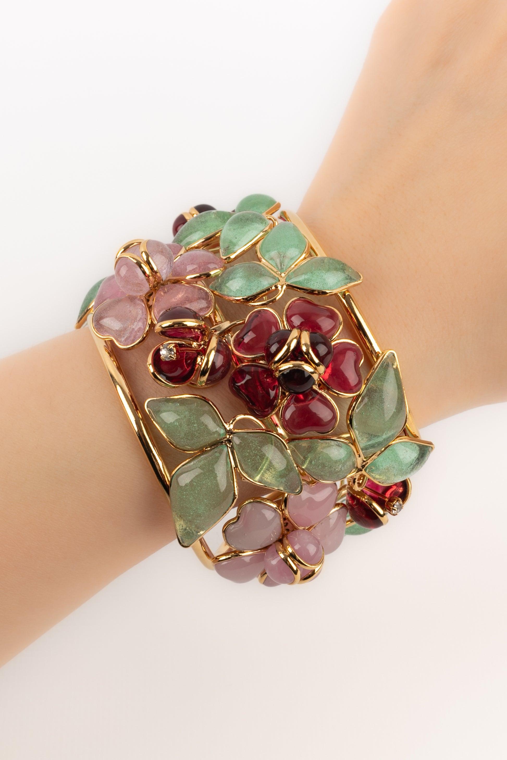 Augustine - (Made in France) Golden metal cuff bracelet with glass paste flower.

Additional information:
Condition: Very good condition
Dimensions: Circumference: 13 cm - Opening: 2.5 cm - Height: 4.5 cm

Seller Reference: BRA194