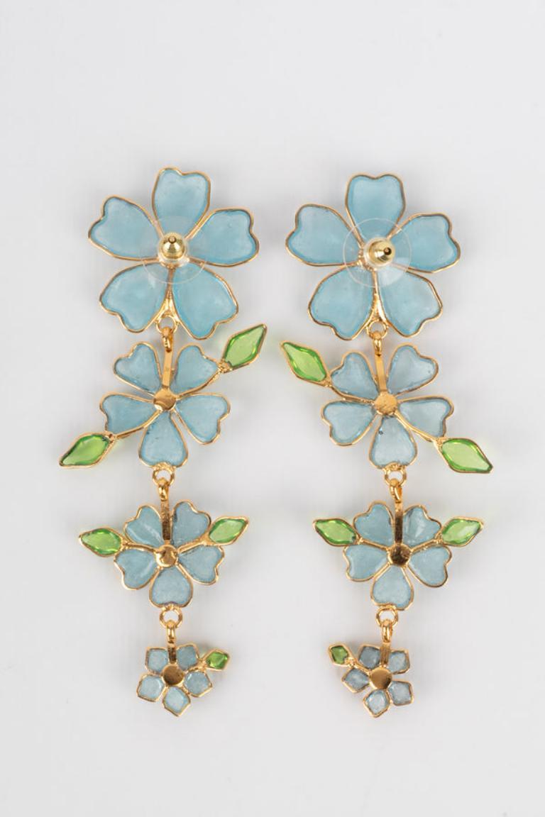 Augustine - Golden metal earrings with blue transparent glass paste.

Additional information:
Condition: Very good condition
Dimensions: Length: 9.5 cm

Seller Reference: BO249
