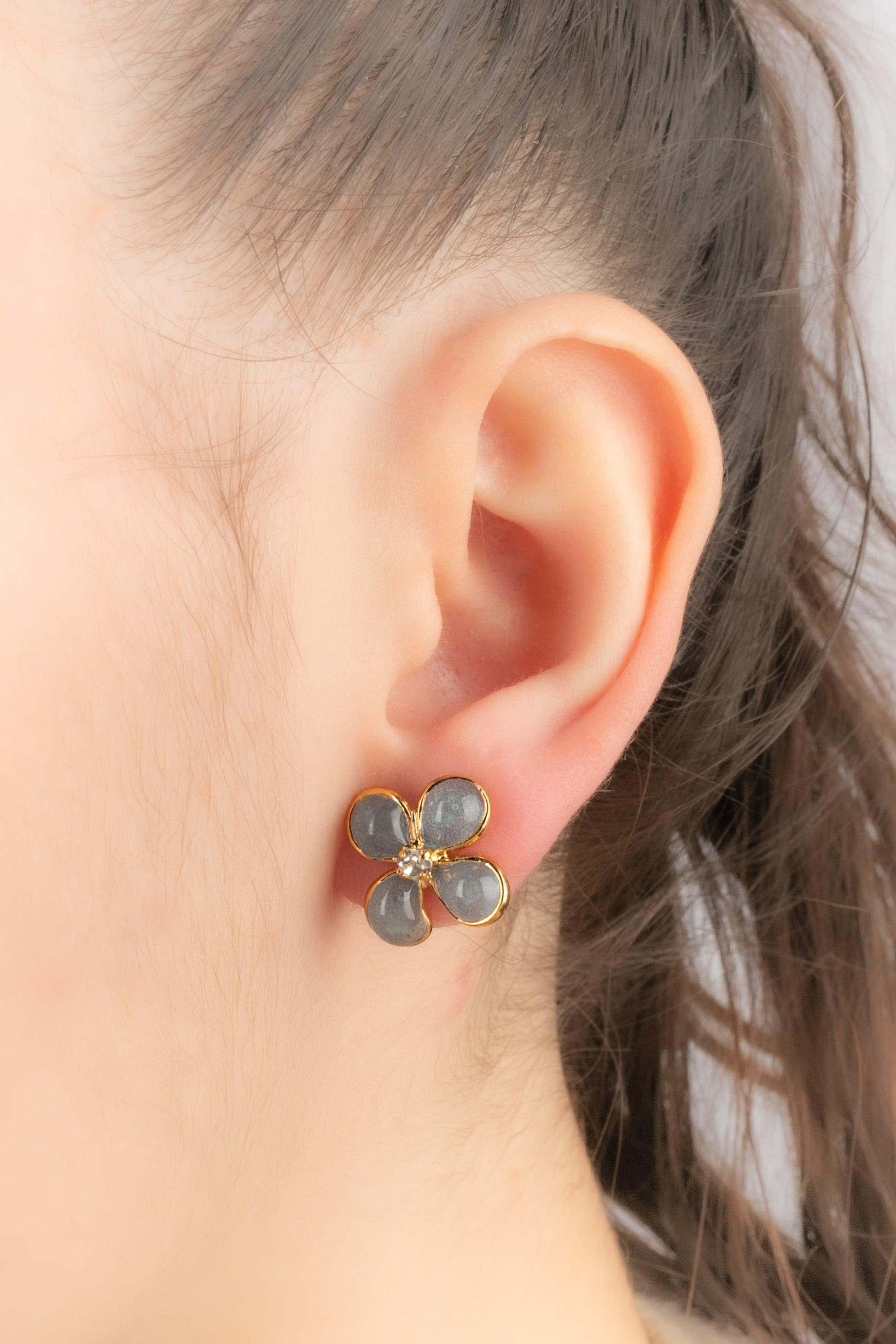 Augustine - (Made in France) Golden metal earrings with rhinestones and blue glass paste.

Additional information:
Condition: Very good condition
Dimensions: Height: 1.3 cm

Seller Reference: BO426