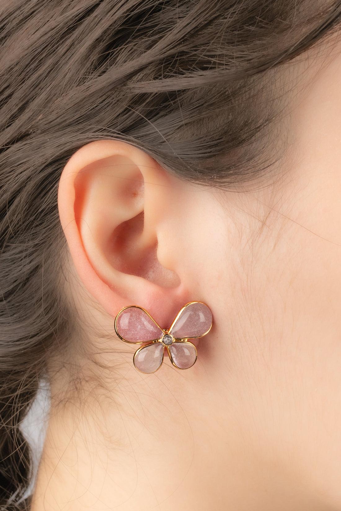 AUGUSTINE - (Made in France) Golden metal earrings with pale-pink glass paste representing butterflies.

Additional information:
Condition: Very good condition
Dimensions: 1.8 cm x 2.5 cm

SKU:BO174