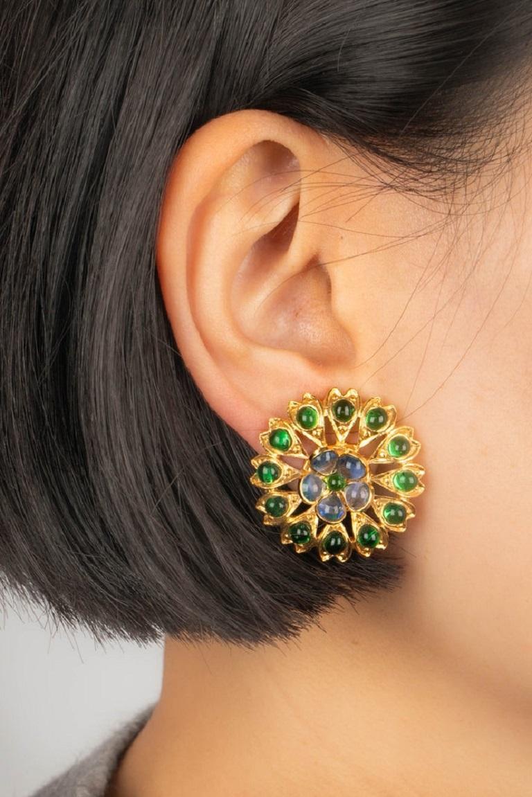 AUGUSTINE - (Fabriqué en France) Boucles d'oreilles ajourées en métal doré avec pâte de verre.

Informations complémentaires :
Condit : Très bon état.
Dimensions : Hauteur : 2,7 cm

Référence du vendeur : BO376