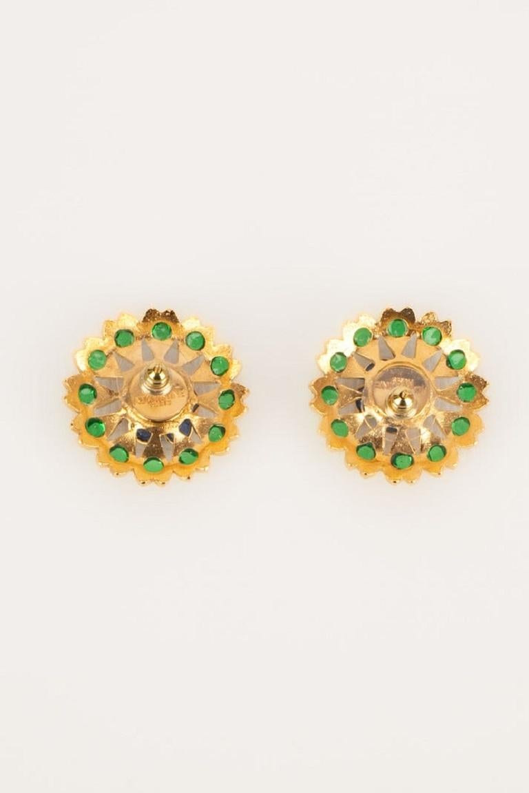 Boucles d'oreilles Augustine en métal doré ajouré avec pâte de verre Excellent état - En vente à SAINT-OUEN-SUR-SEINE, FR