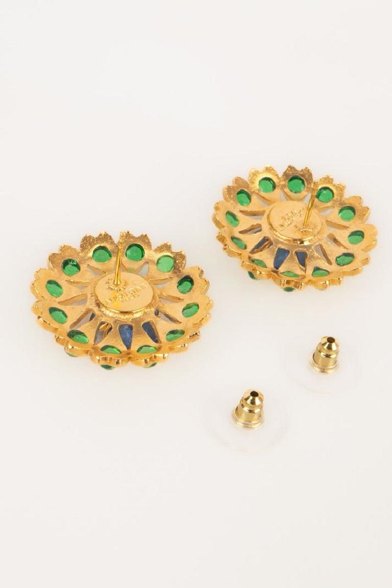 Boucles d'oreilles Augustine en métal doré ajouré avec pâte de verre Pour femmes en vente