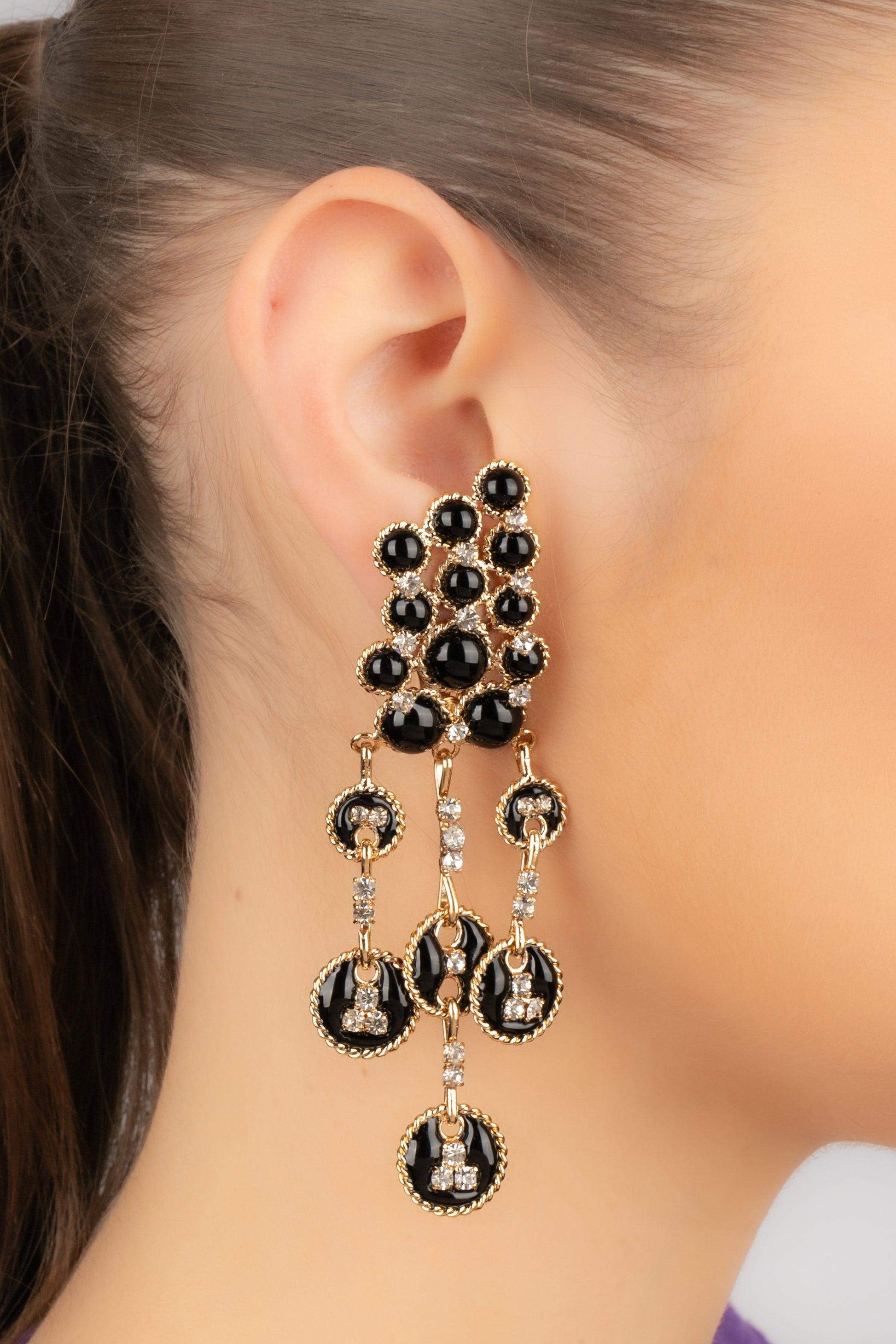 Augustine - (Made in France) Orecchini in metallo dorato con pasta di vetro nera e strass.

Informazioni aggiuntive:
Condizioni: Ottime condizioni
Dimensioni: Altezza: 10 cm

Riferimento del venditore: BO311