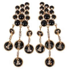 Pendientes Augustine de metal dorado con pasta de vidrio negra