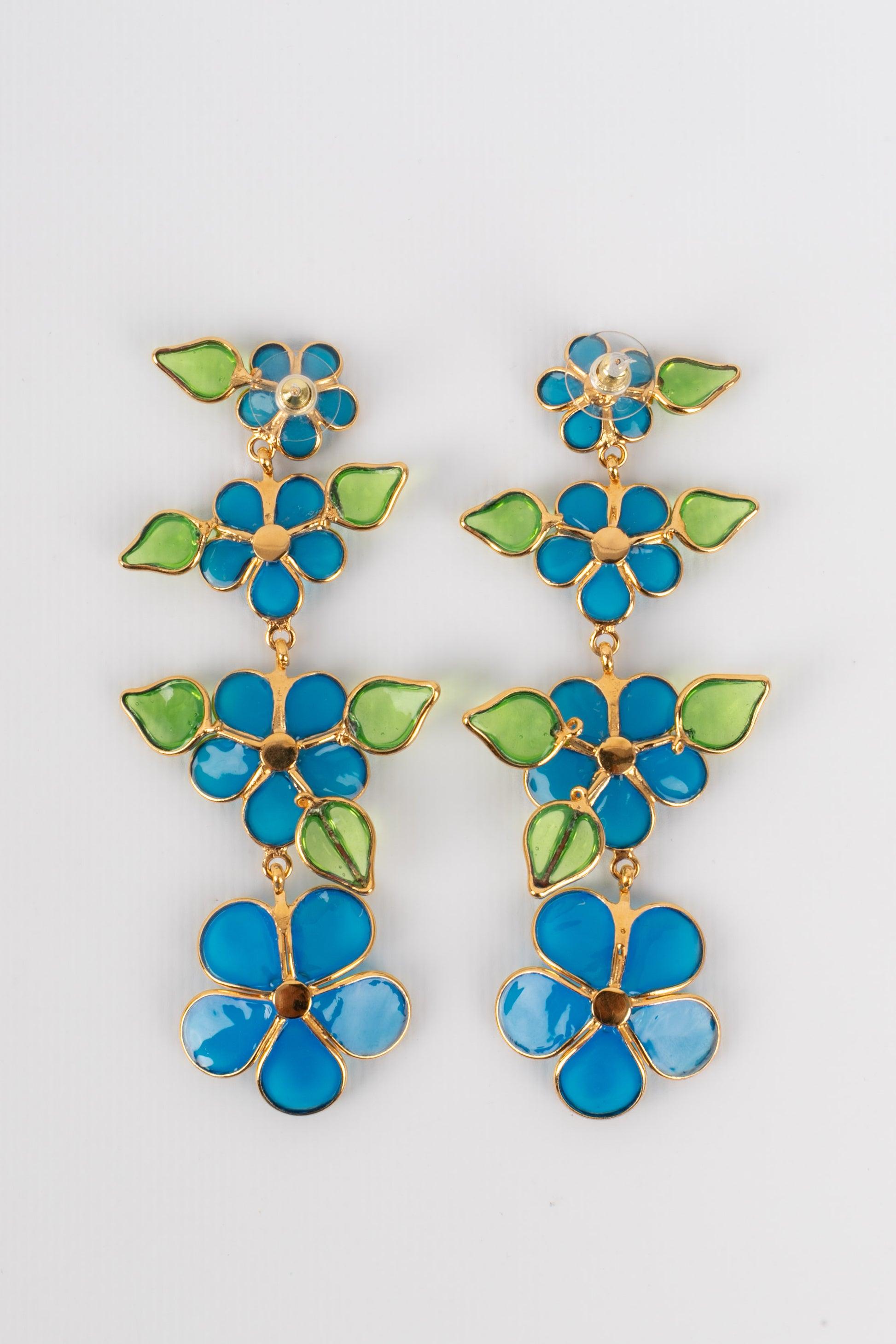 Boucles d'oreilles Augustine en métal doré avec pâte de verre bleue Excellent état - En vente à SAINT-OUEN-SUR-SEINE, FR