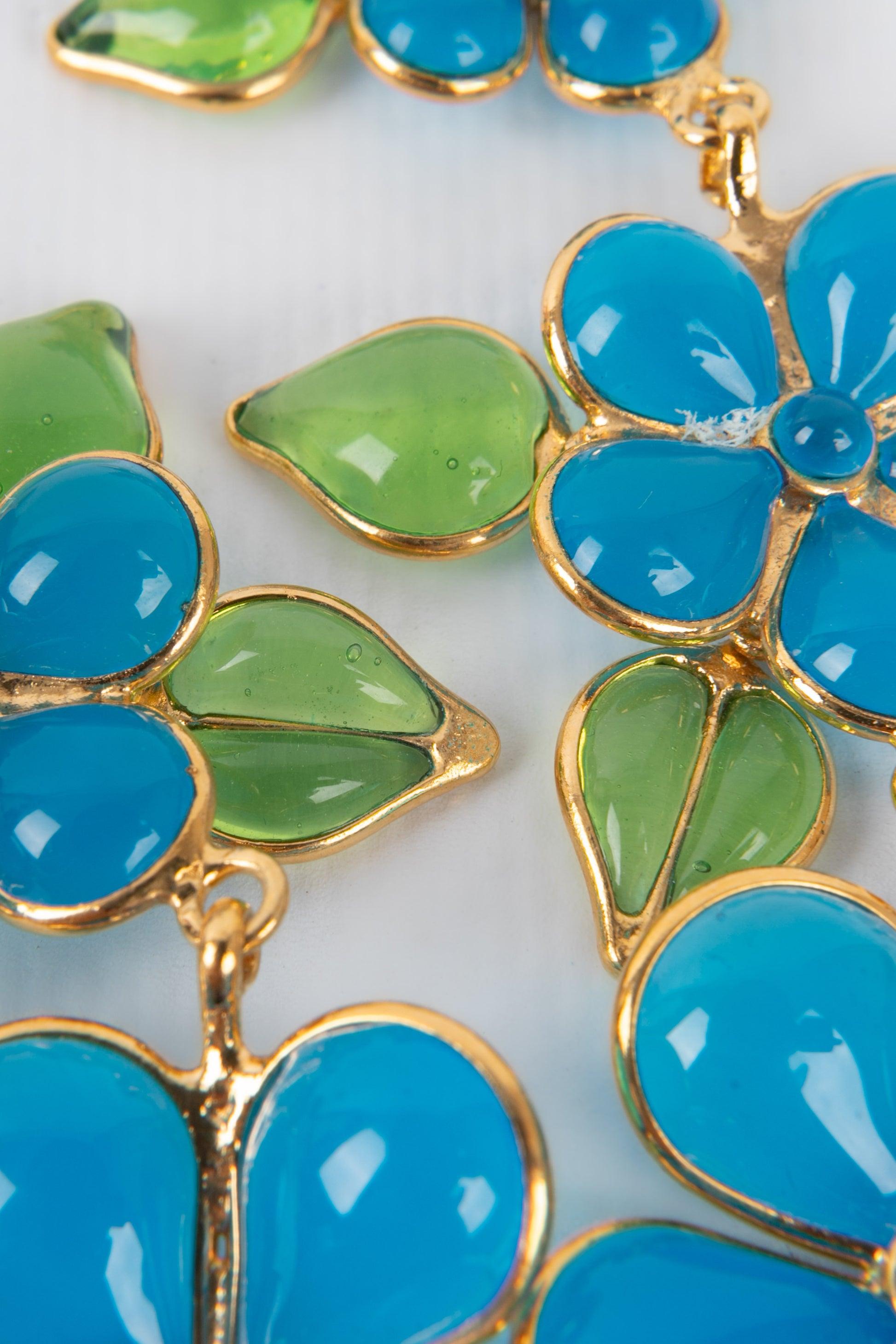 Boucles d'oreilles Augustine en métal doré avec pâte de verre bleue en vente 1