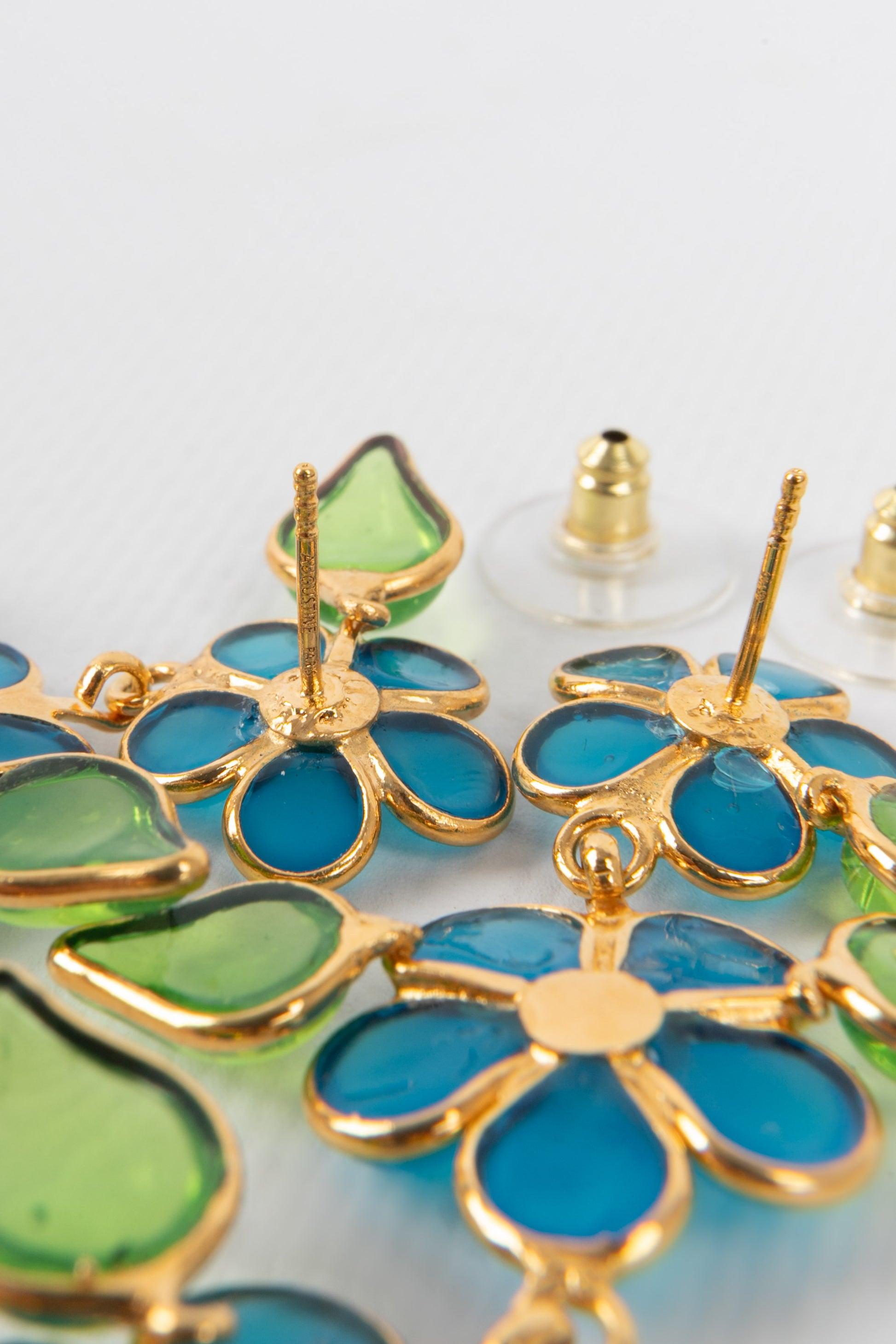 Boucles d'oreilles Augustine en métal doré avec pâte de verre bleue en vente 2
