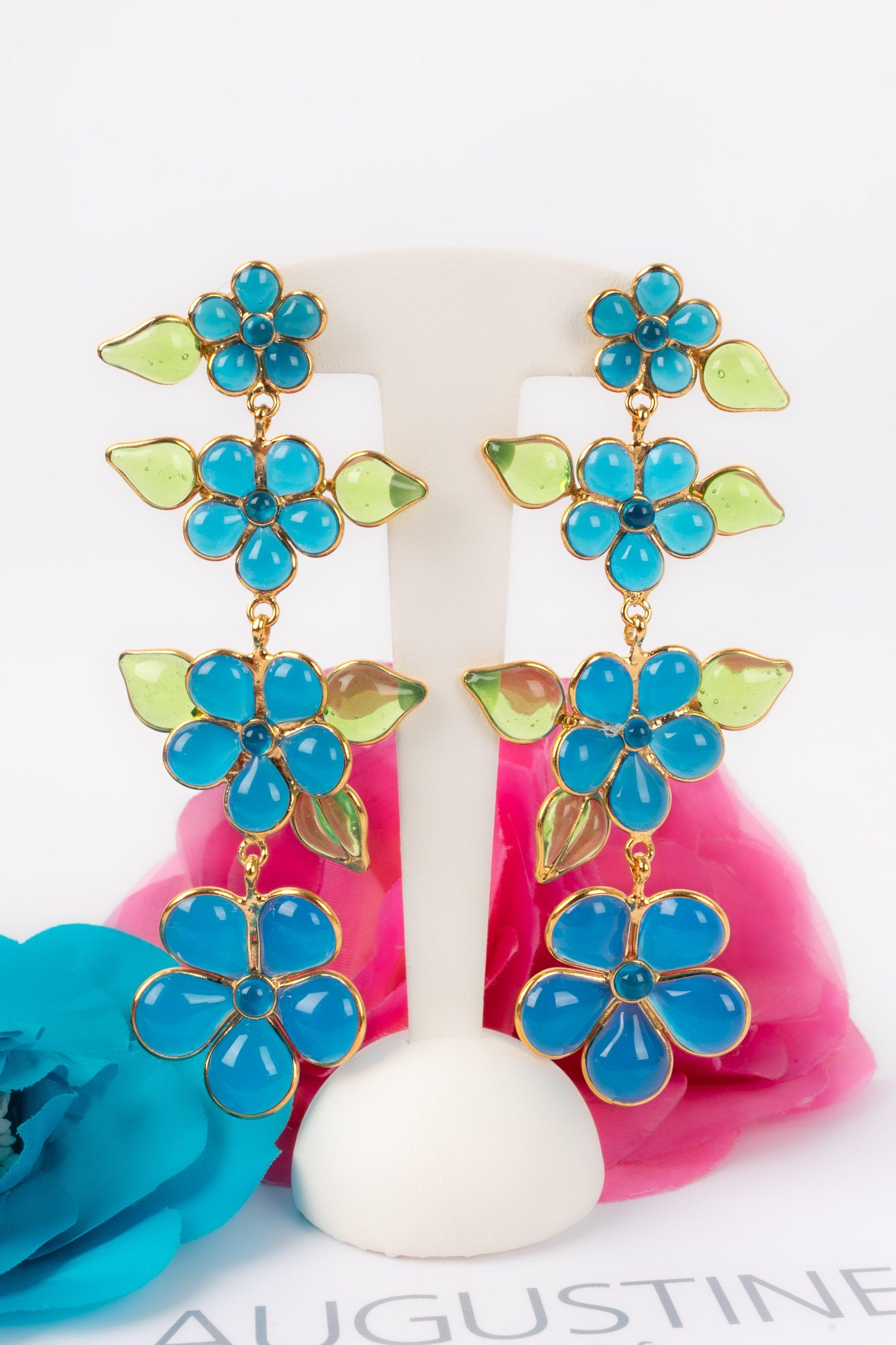 Boucles d'oreilles Augustine en métal doré avec pâte de verre bleue en vente 3