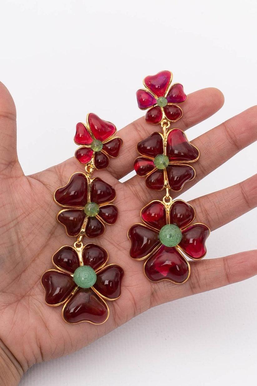 Augustine Golden Metal Earrings with Glass Paste Flowers For Sale 1
