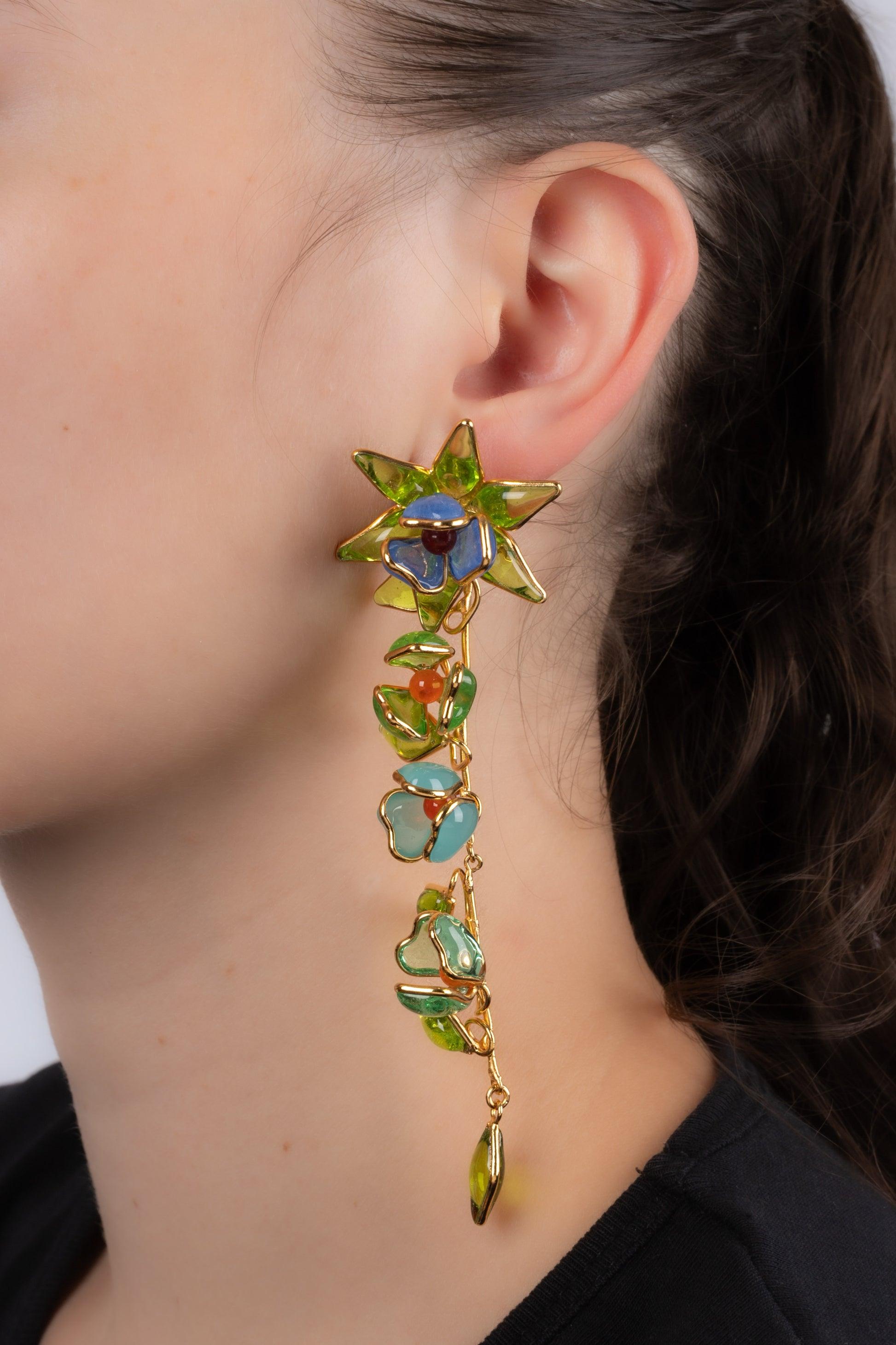 Augustine - Golden metal earrings with glass paste in blue and green tones.

Additional information:
Condition: Very good condition
Dimensions: Length: 12 cm

Seller Reference: BO240
