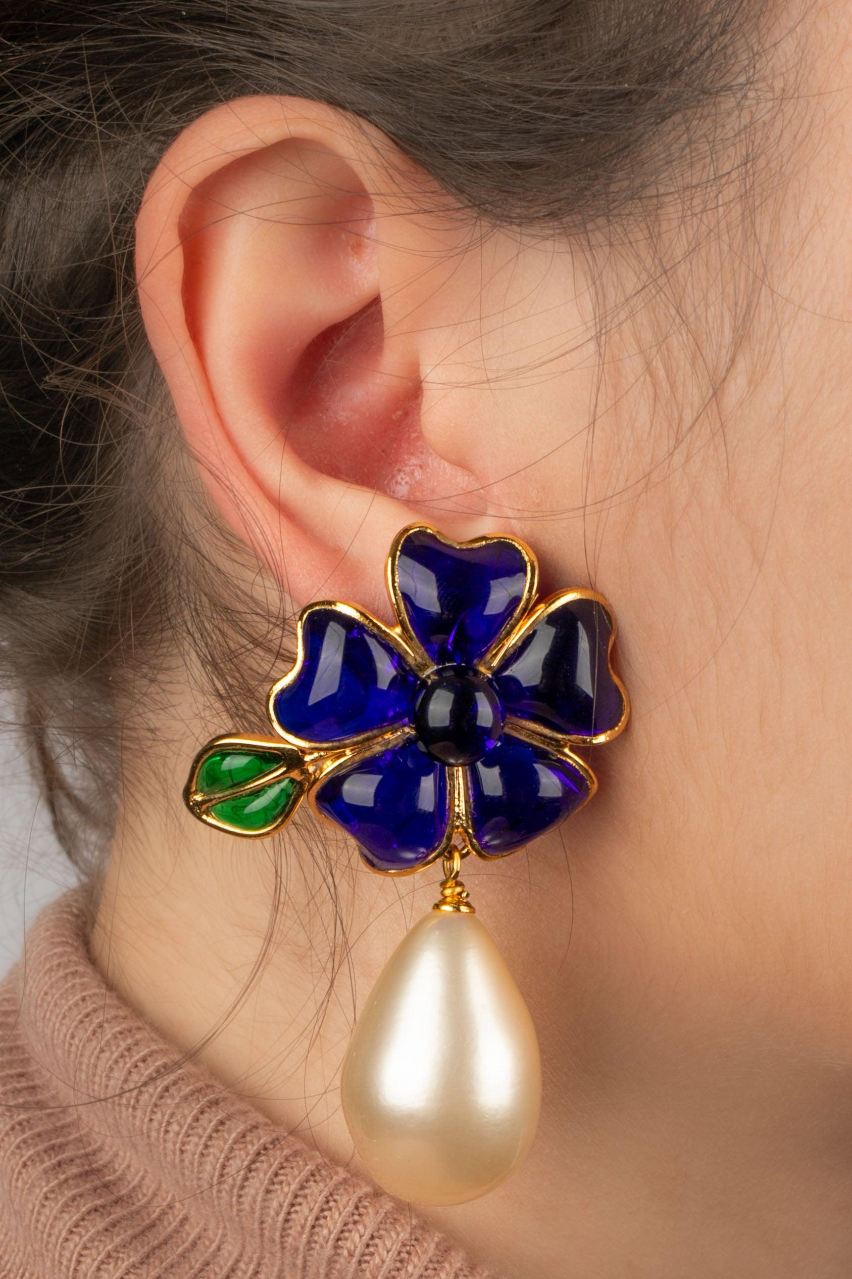 AUGUSTINE - (Fabriqué en France) Boucles d'oreilles en métal doré avec pâte de verre retenant une goutte nacrée.

Informations complémentaires :
Condit : Très bon état.
Dimensions : Longueur : 6.5 cm

Référence du vendeur : BO330