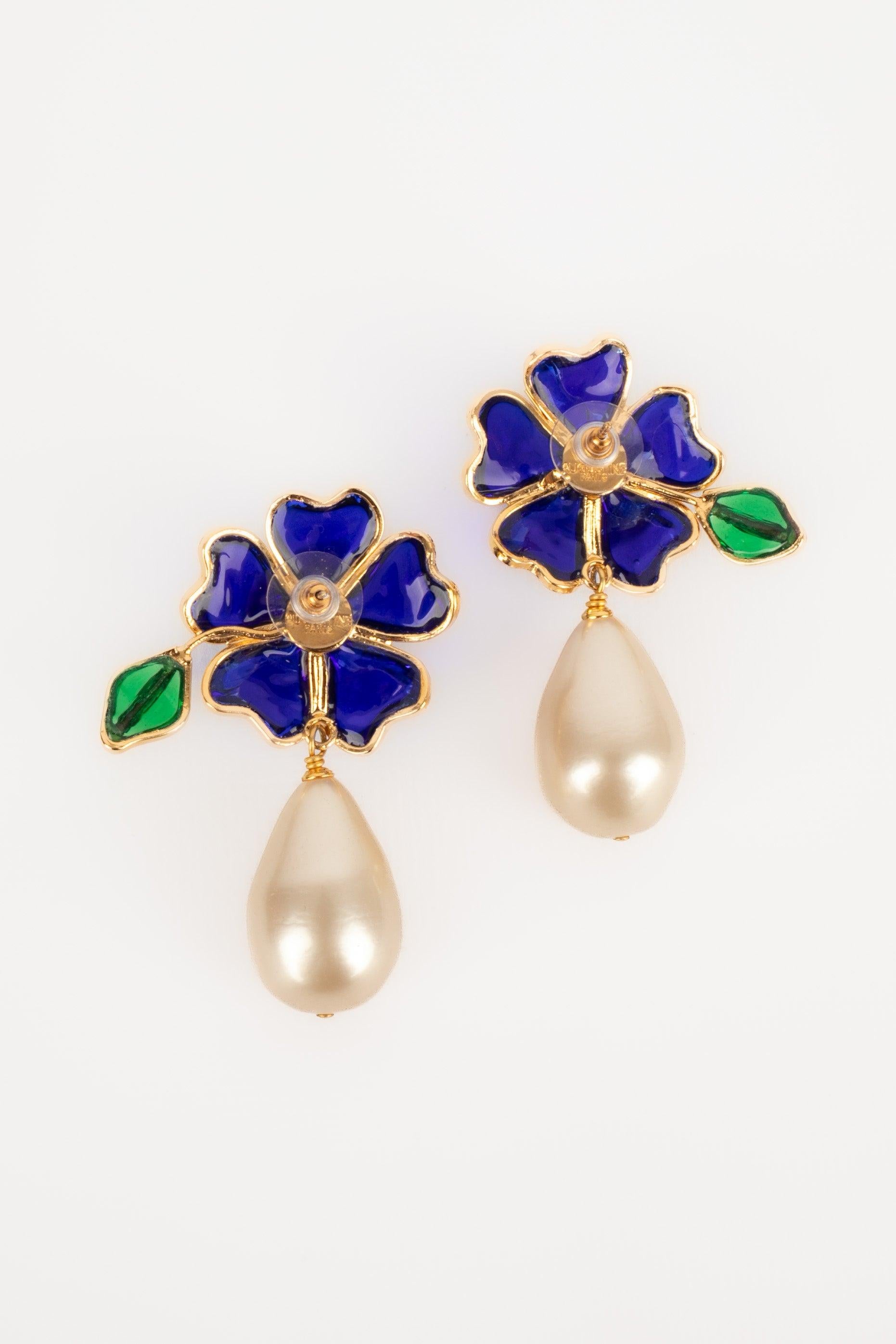 Boucles d'oreilles Augustine en métal doré avec pâte de verre et goutte nacrée Excellent état - En vente à SAINT-OUEN-SUR-SEINE, FR