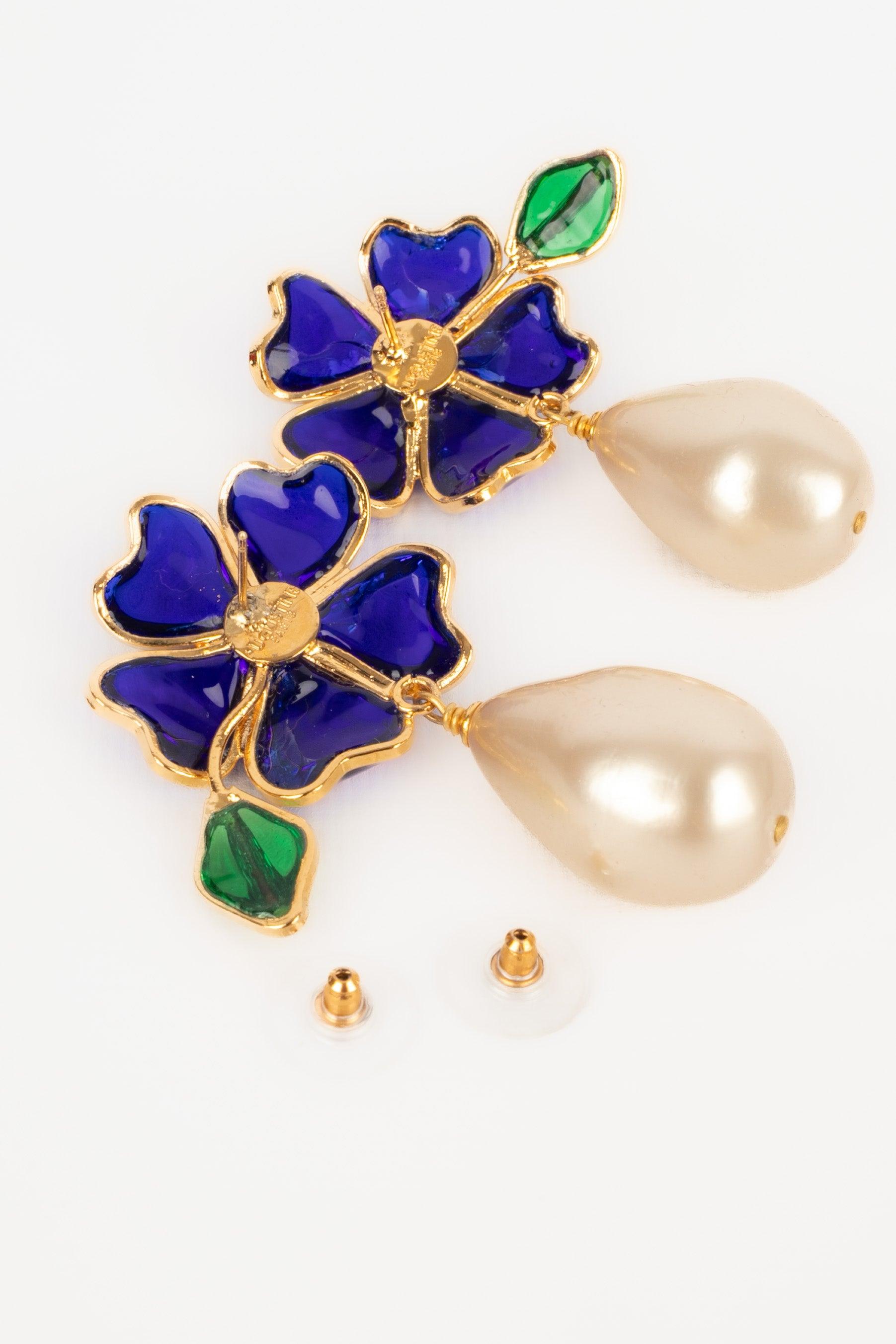 Boucles d'oreilles Augustine en métal doré avec pâte de verre et goutte nacrée en vente 1