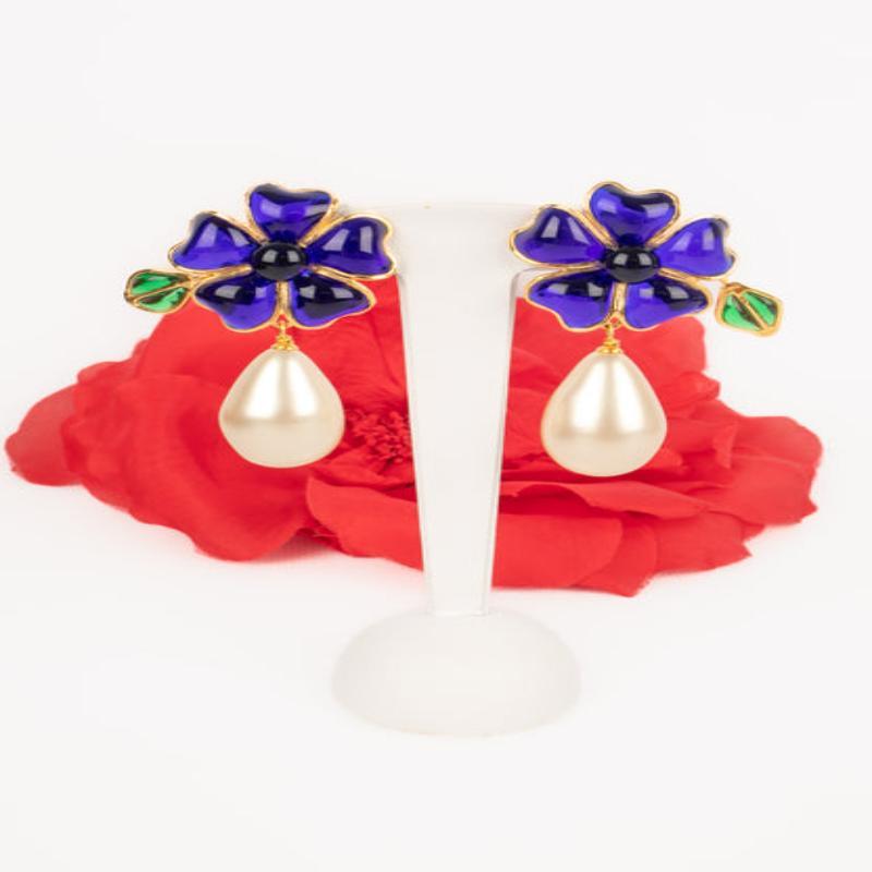 Boucles d'oreilles Augustine en métal doré avec pâte de verre et goutte nacrée en vente 2