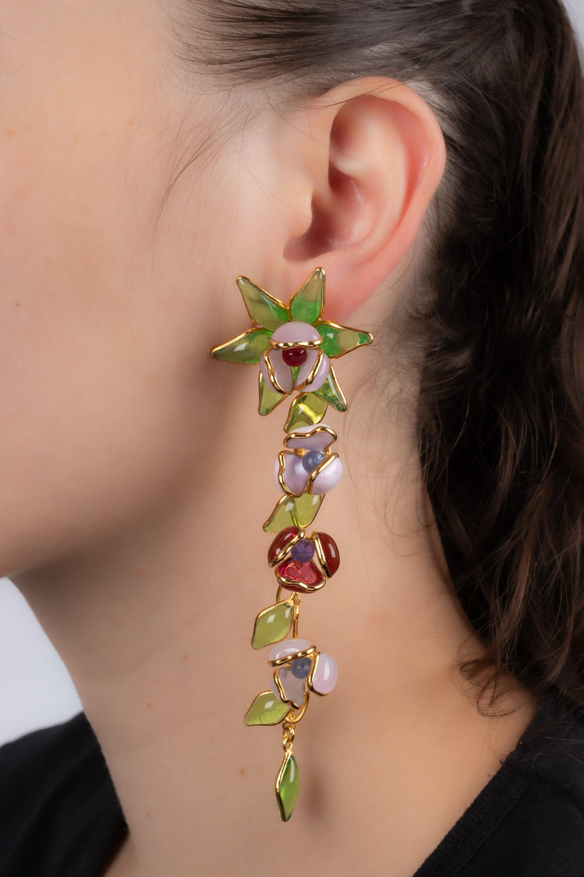 Augustine - Boucles d'oreilles en métal doré avec pâte de verre dans les tons rose pâle.

Informations complémentaires :
Condit : Très bon état.
Dimensions : Longueur : 12 cm

Référence du vendeur : BO237