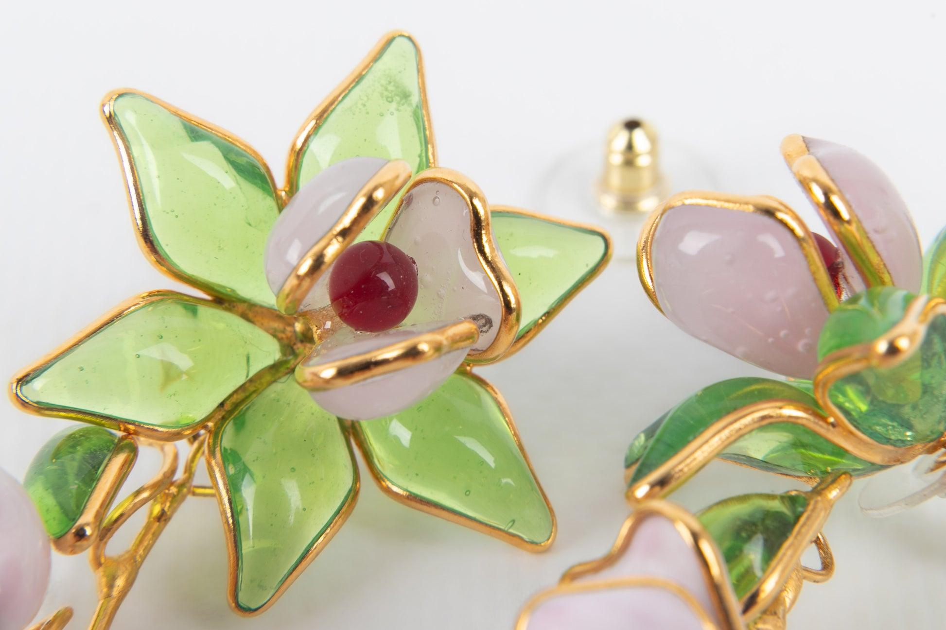 Boucles d'oreilles Augustine en métal doré avec pâte de verre dans les tons rose pâle Pour femmes en vente