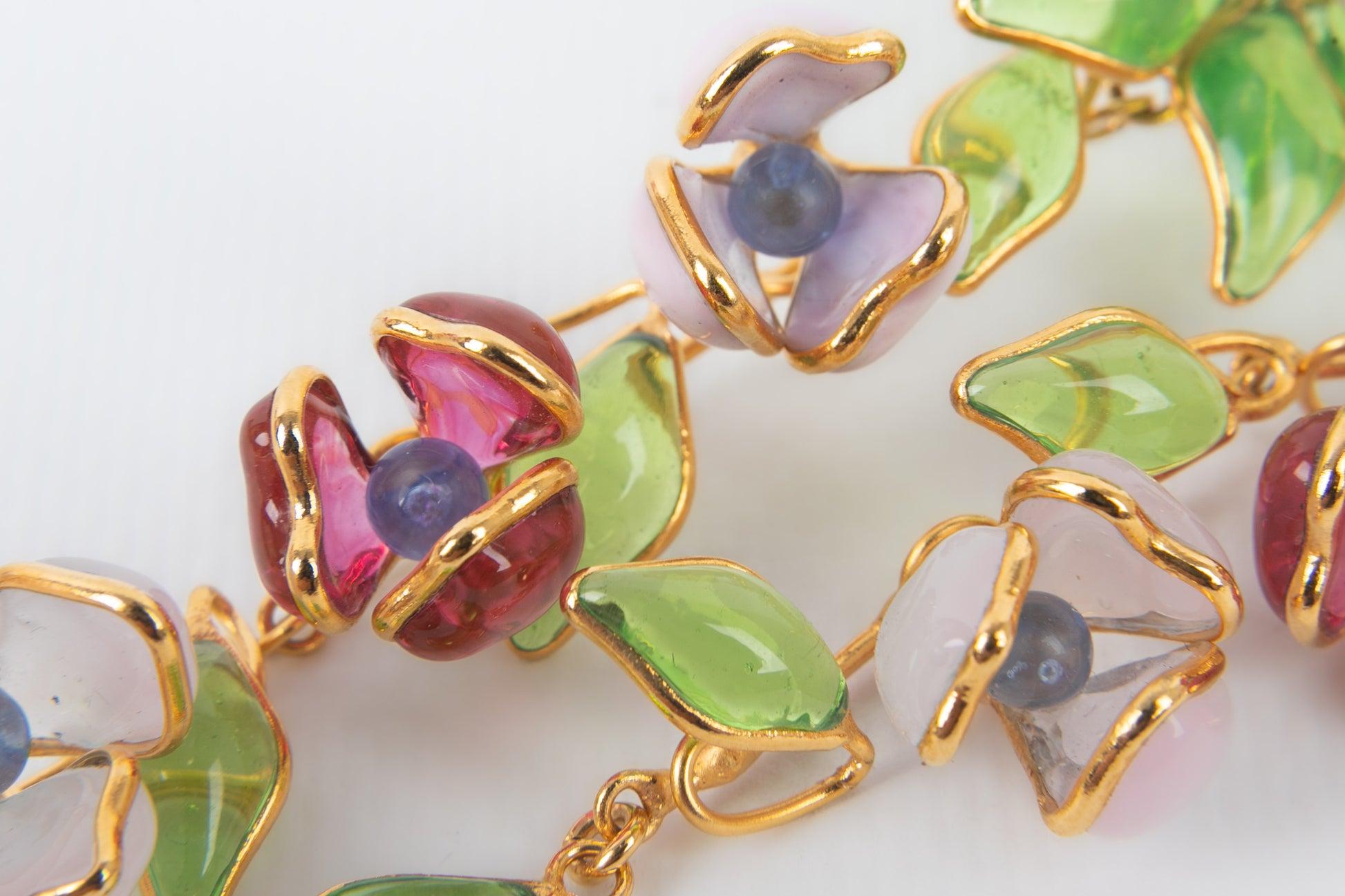 Boucles d'oreilles Augustine en métal doré avec pâte de verre dans les tons rose pâle en vente 1