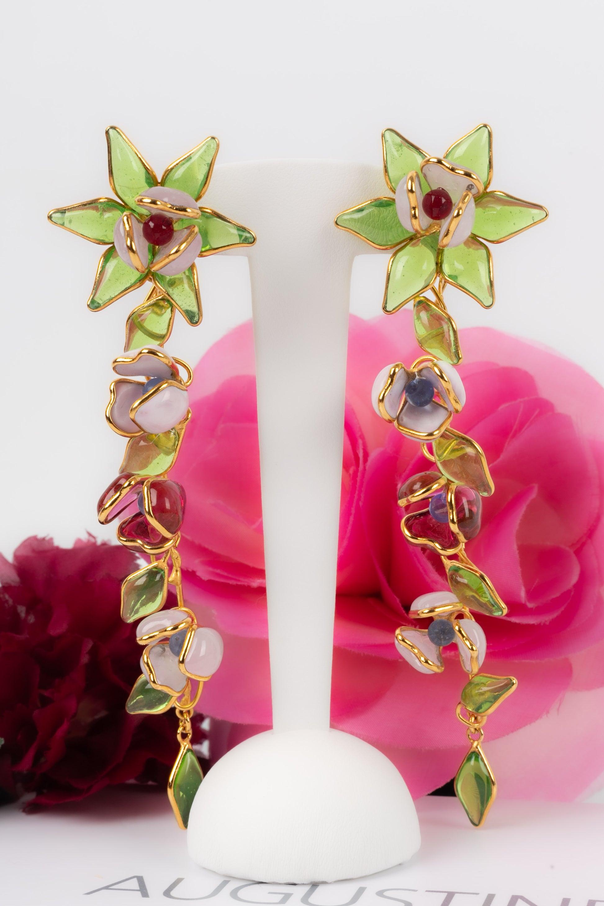 Boucles d'oreilles Augustine en métal doré avec pâte de verre dans les tons rose pâle en vente 2