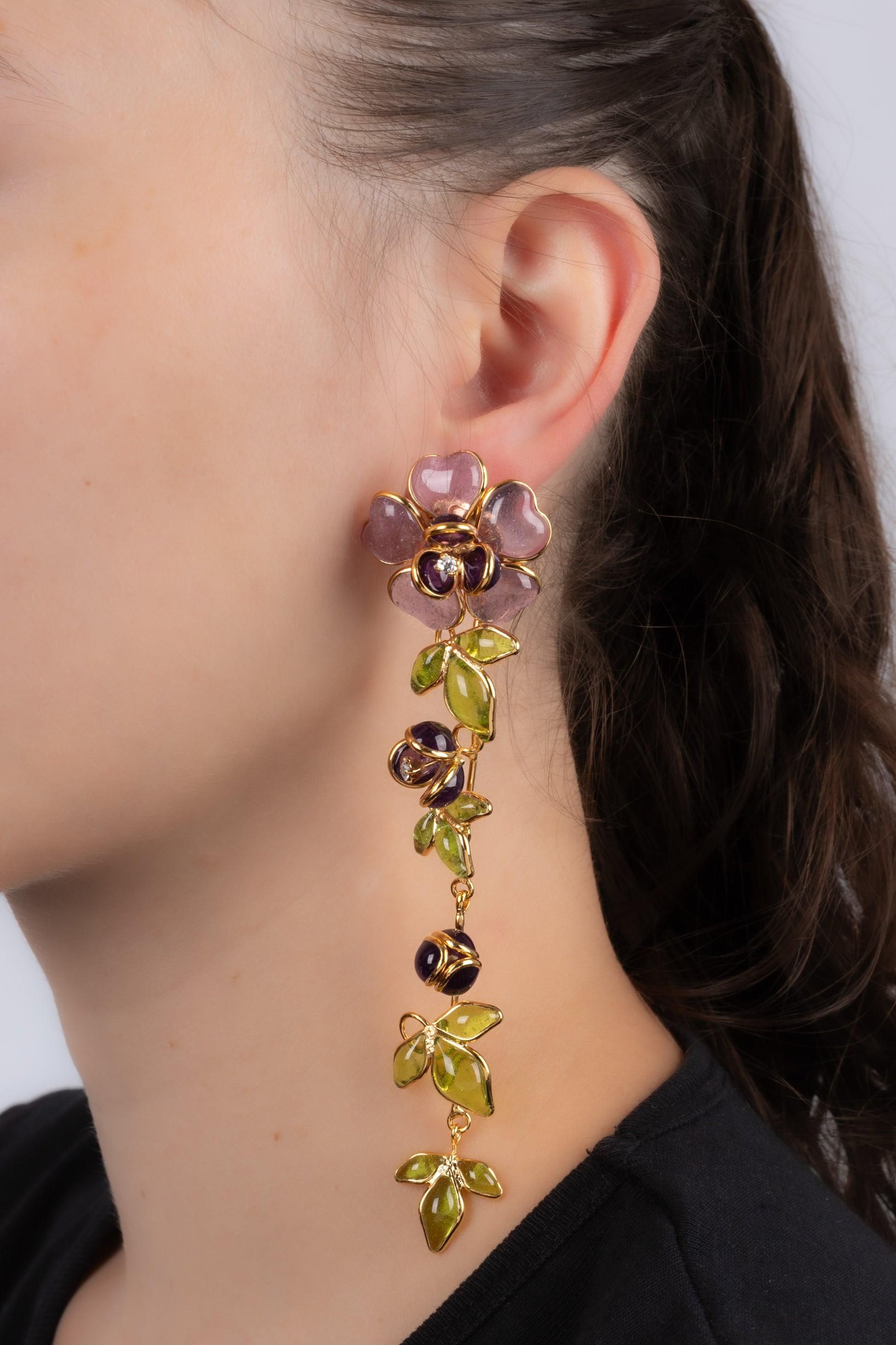 Augustine - Golden metal earrings with glass paste in purple tones.

Additional information:
Condition: Very good condition
Dimensions: Length: 12.5 cm

Seller Reference: BO229