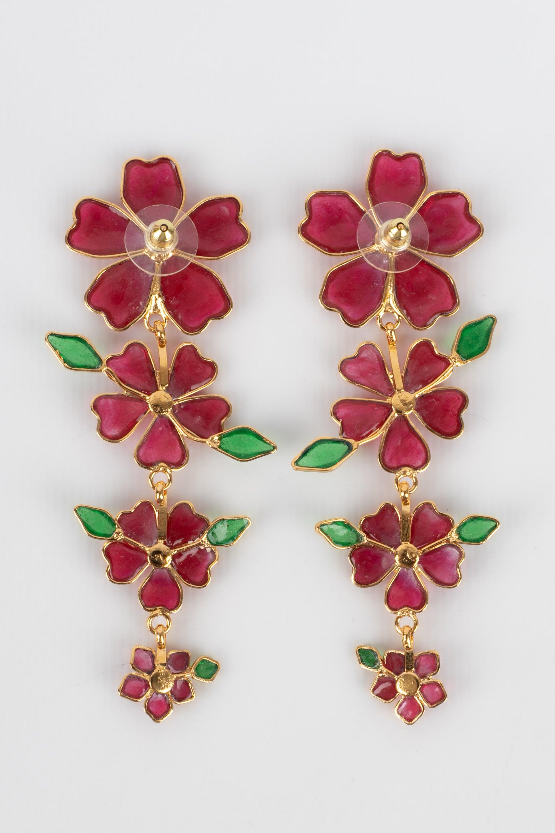 Augustine Golden Metal Earrings with Glass Paste in Red and Dark Red Tones For Sale 2