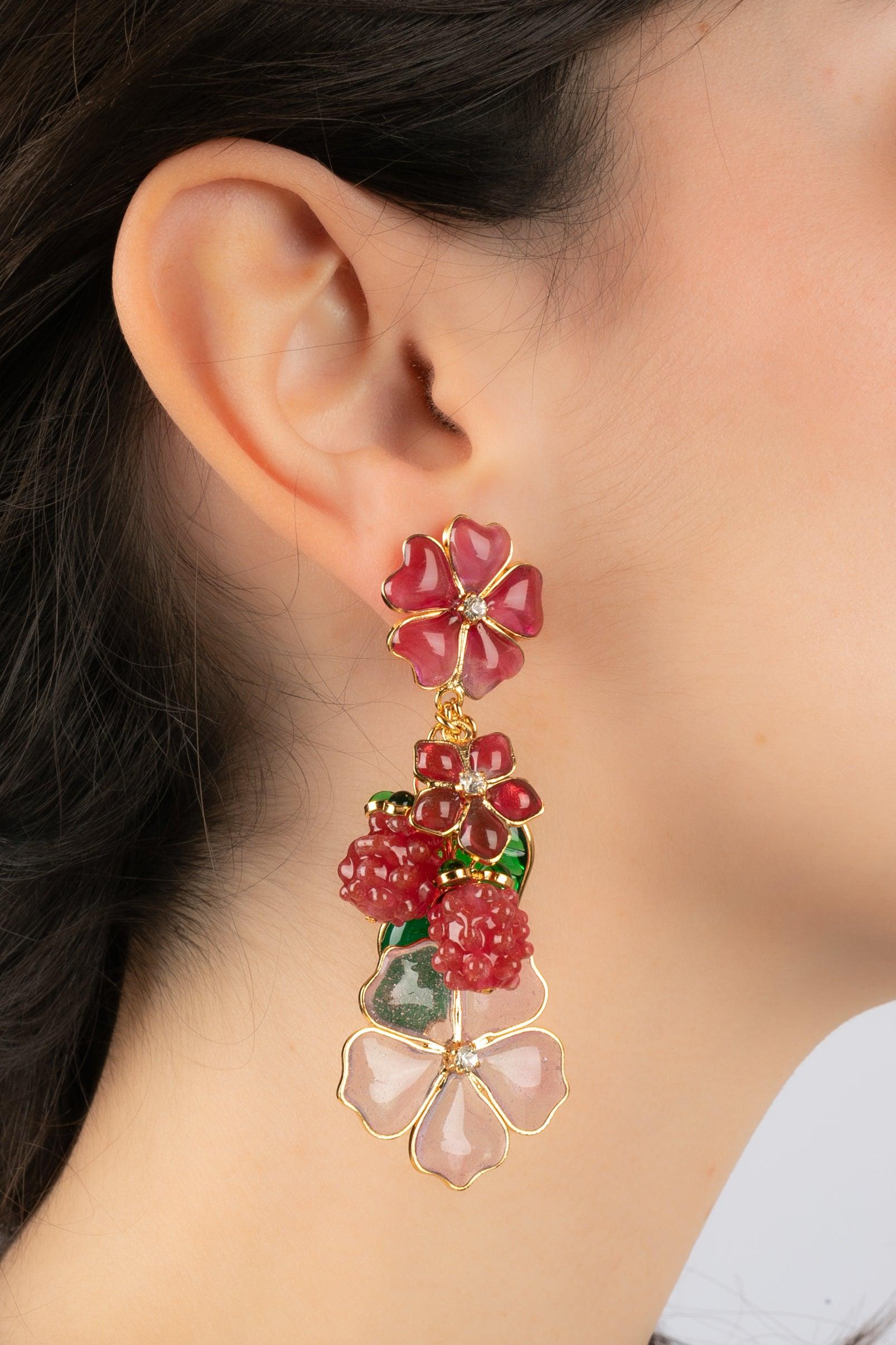 Augustine- (Made in France) Golden metal earrings with glass paste raspberries and flowers in pink and green tones.

Additional information:
Condition: Very good condition
Dimensions: Length: 8 cm

Seller Reference: BO254
