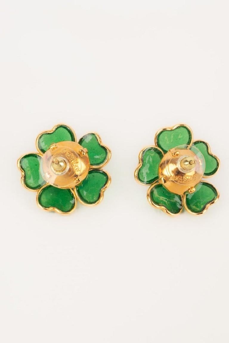 Augustine Golden Metal Earrings with Green and Blue Glass Paste In Excellent Condition For Sale In SAINT-OUEN-SUR-SEINE, FR