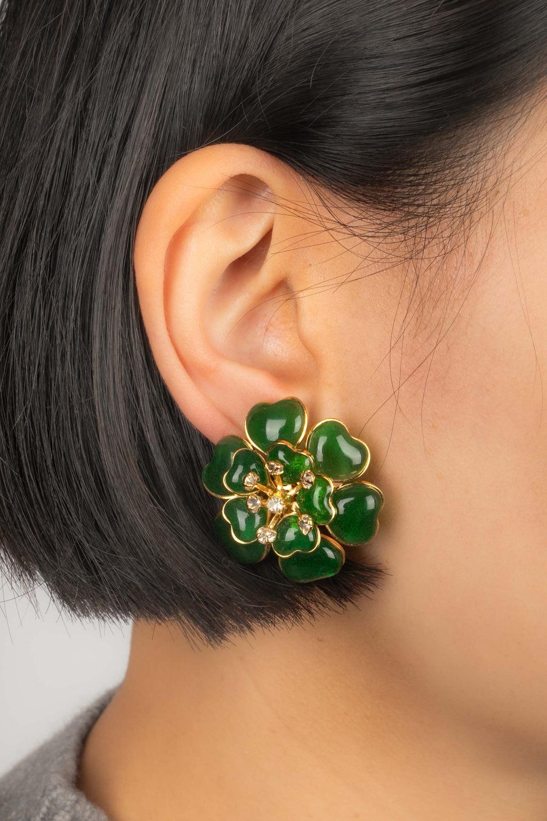 AUGUSTINE - (Made in France) Golden metal earrings with green glass paste and rhinestones.

Additional information:
Condition: Very good condition
Dimensions: Height: 3 cm

Seller Reference: BO378