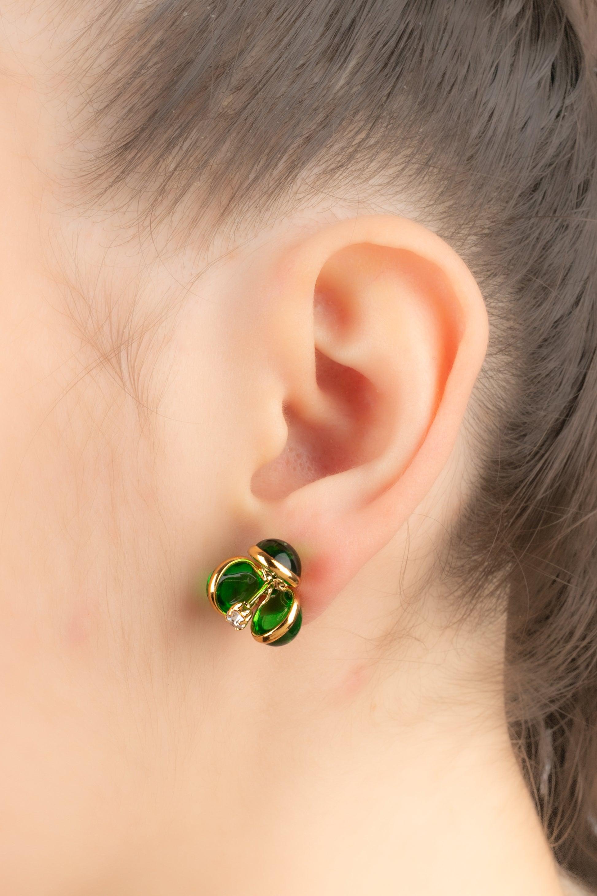 Augustine - (Fabriquée en France) Boucles d'oreilles en métal doré avec strass et pâte de verre verte.

Informations complémentaires :
Condit : Très bon état.
Dimensions : Hauteur : 1.5 cm

Référence du vendeur : BO304