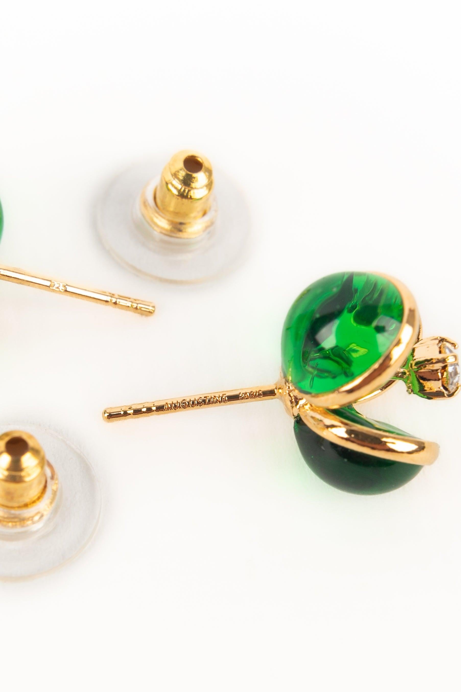 Boucles d'oreilles Augustine en métal doré avec pâte de verre verte en vente 1