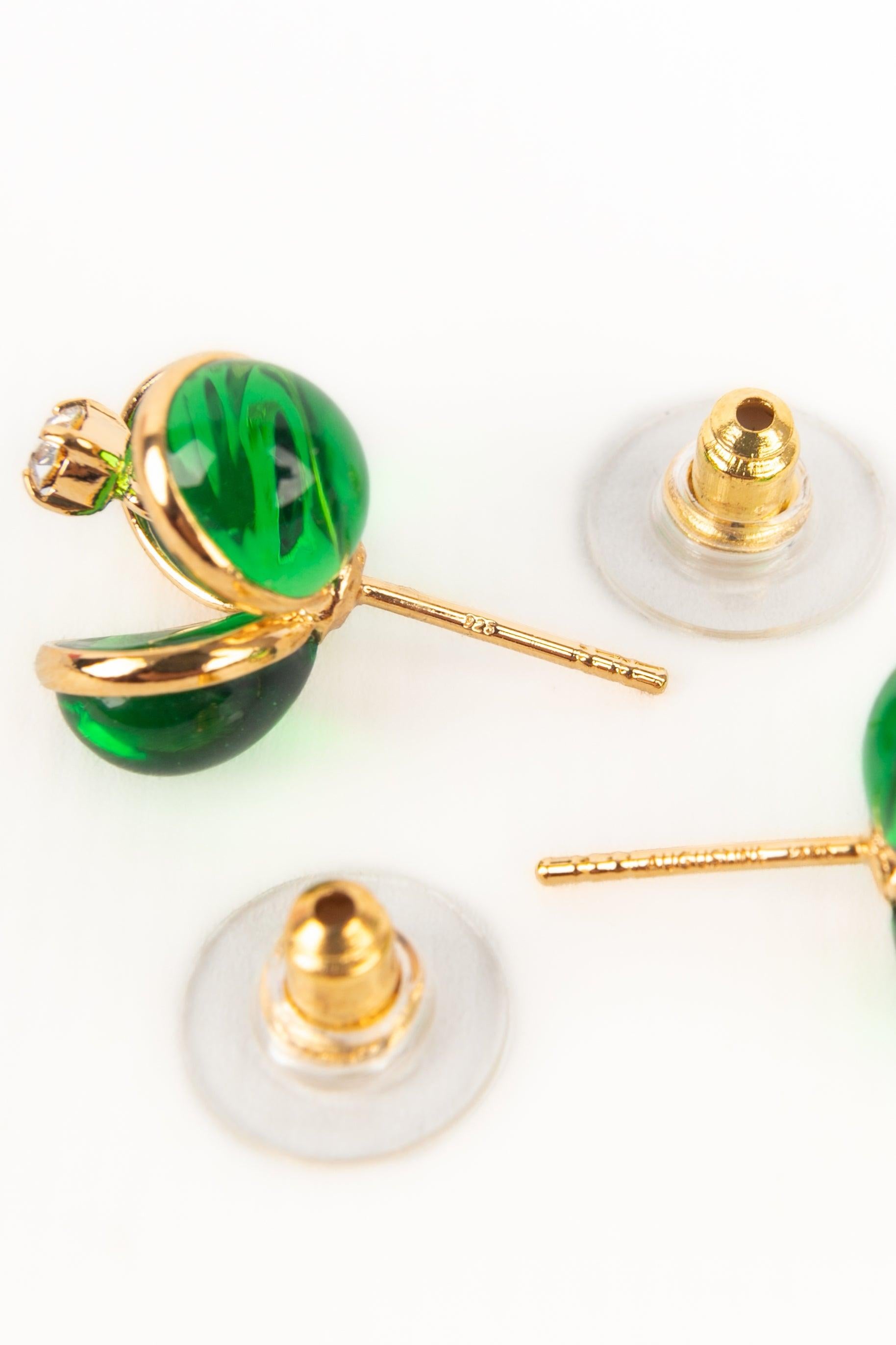 Boucles d'oreilles Augustine en métal doré avec pâte de verre verte en vente 2
