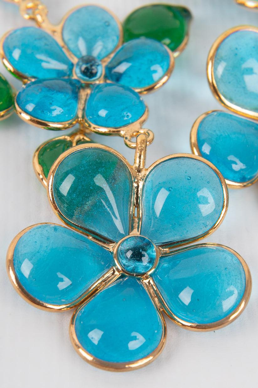 Boucles d'oreilles Augustine en métal doré avec pâte de verre bleu clair en vente 1