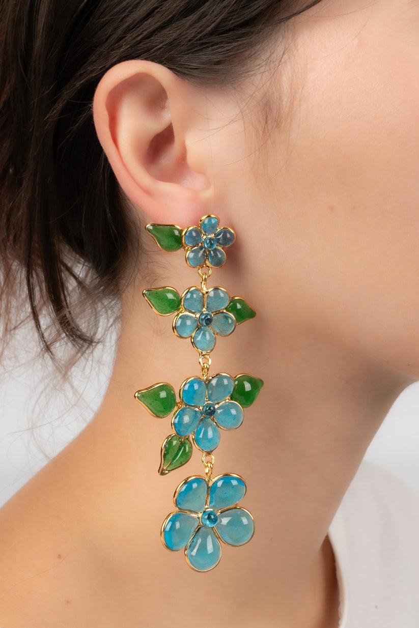 Boucles d'oreilles Augustine en métal doré avec pâte de verre bleu clair en vente 2